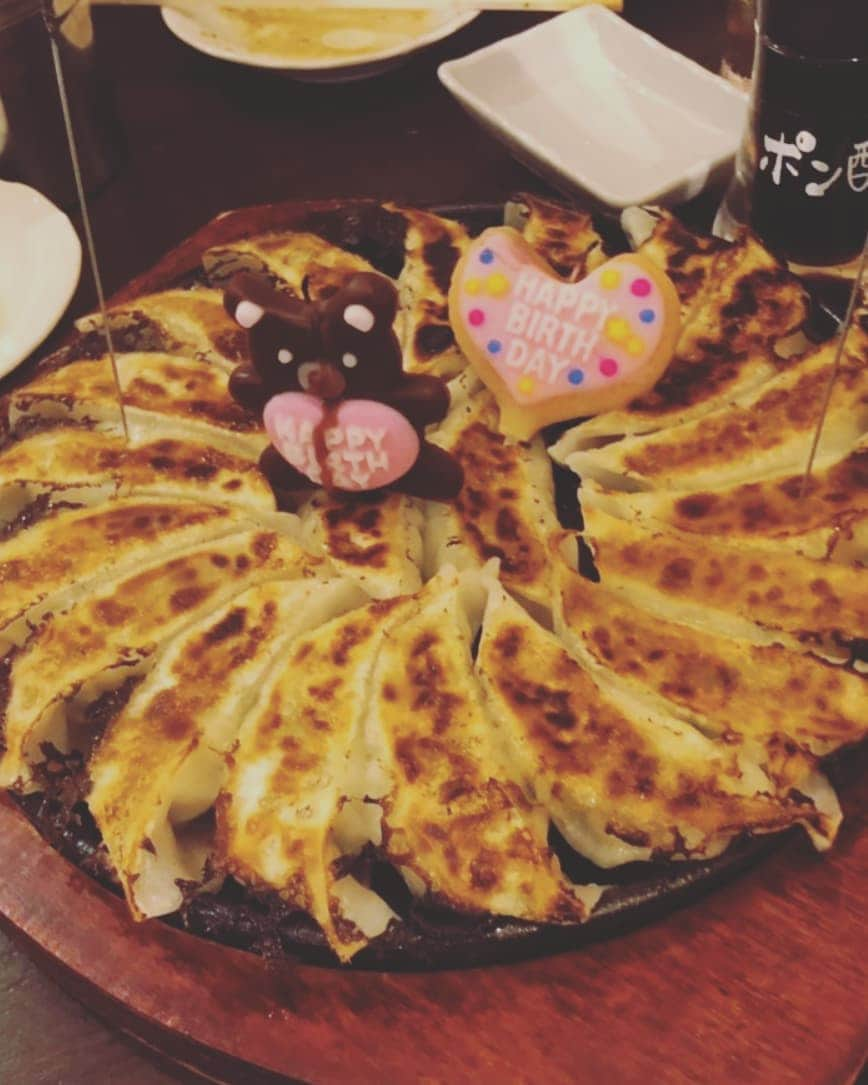 林智美 さんのインスタグラム写真 - (林智美 Instagram)「餃子部バースデー会🎂 ホール餃子で盛大にお祝い🙌  #餃子部 #餃子 #ぎょうざ #ギョウザ #サプライズ #大成功 #誕生日 #誕生日会 #本日の主役 #おめでとう🎉 #乾杯🍻 #marukami餃子 #円盤餃子 #今日も美味しかったです #ごちそうさまでした😋」7月12日 0時39分 - h_tomomi_i