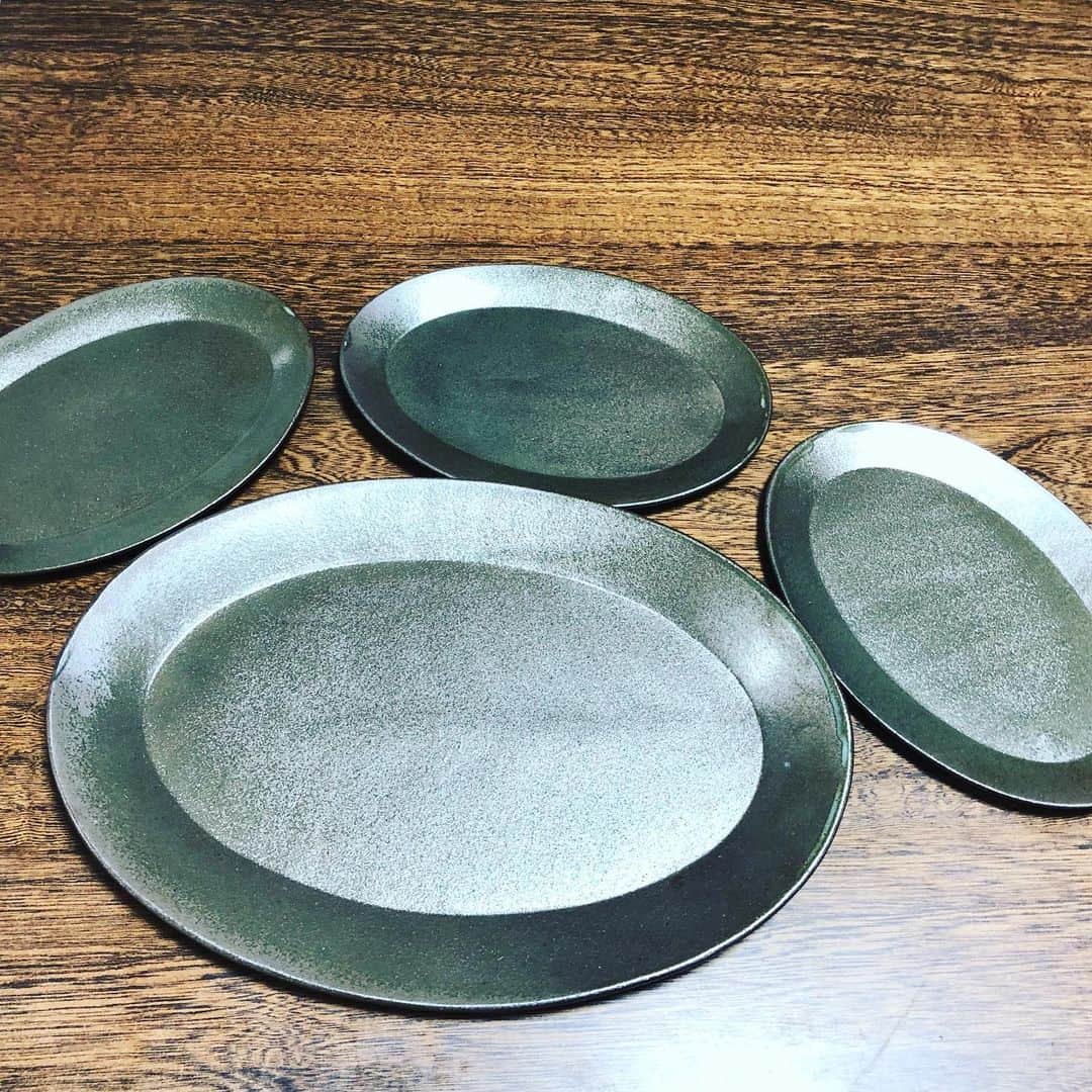 久保ミツロウさんのインスタグラム写真 - (久保ミツロウInstagram)「早速買ってきた皿使う。料理を小盛りにしたくなる…可愛い…しかしトータルで見ると統一感が無い。まあいいか。 探していた楕円形の皿はオーバルプレートと言うことを今日知りました。勉強。」7月12日 0時38分 - kubomitsurou