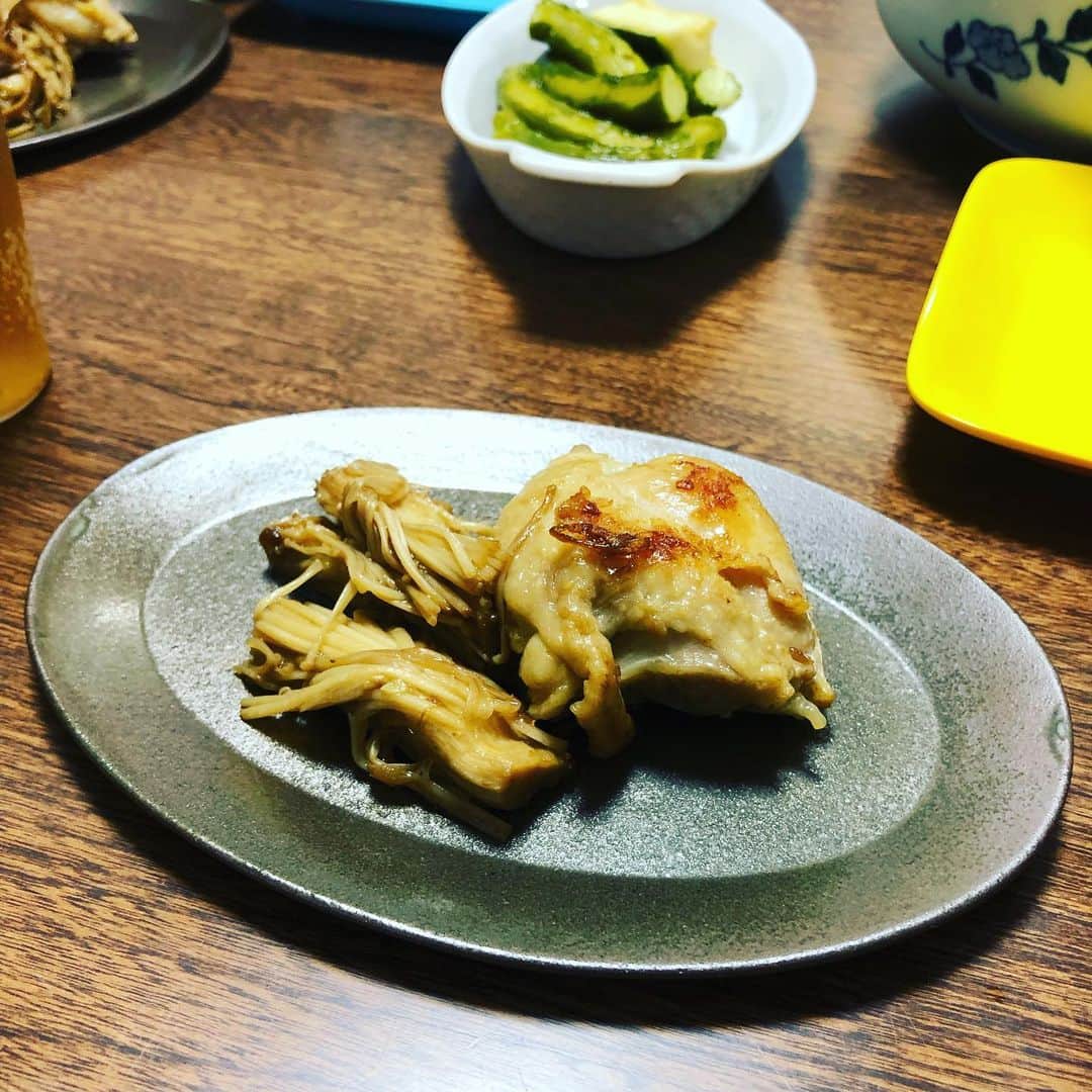 久保ミツロウのインスタグラム：「早速買ってきた皿使う。料理を小盛りにしたくなる…可愛い…しかしトータルで見ると統一感が無い。まあいいか。 探していた楕円形の皿はオーバルプレートと言うことを今日知りました。勉強。」
