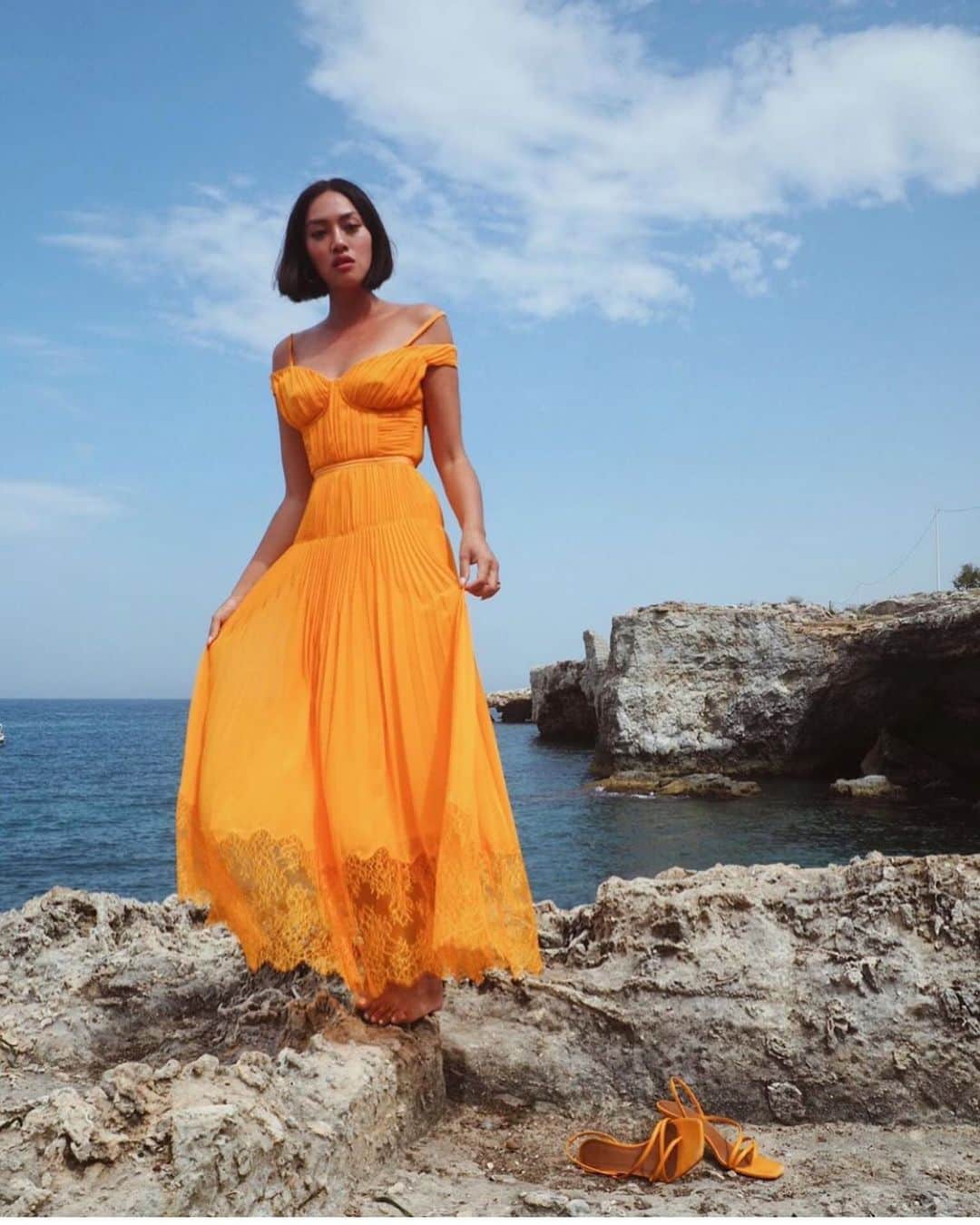 SELF PORTRAITさんのインスタグラム写真 - (SELF PORTRAITInstagram)「@handinfire wore ORANGE OFF SHOULDER PLEATED CHIFFON DRESS during her holiday in Italy. Link in story」7月12日 0時39分 - mrselfportrait