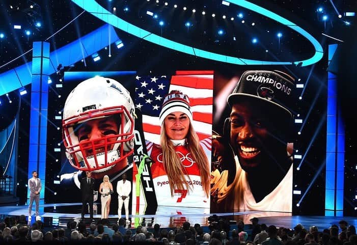 リンゼイ・ボンさんのインスタグラム写真 - (リンゼイ・ボンInstagram)「What a great moment with these two legends @gronk @dwyanewade 🙏🏻 thank you @espys for this final honor in a very long career. Now it’s on to @subbanator to add to the collection 👀💪🏻❤️ huge congrats again to the @uswnt on their win and @alexmorgan13 on best female athlete 💃🏼👑.」7月12日 0時43分 - lindseyvonn