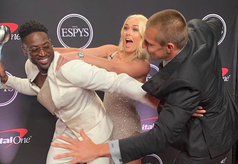 リンゼイ・ボンさんのインスタグラム写真 - (リンゼイ・ボンInstagram)「What a great moment with these two legends @gronk @dwyanewade 🙏🏻 thank you @espys for this final honor in a very long career. Now it’s on to @subbanator to add to the collection 👀💪🏻❤️ huge congrats again to the @uswnt on their win and @alexmorgan13 on best female athlete 💃🏼👑.」7月12日 0時43分 - lindseyvonn