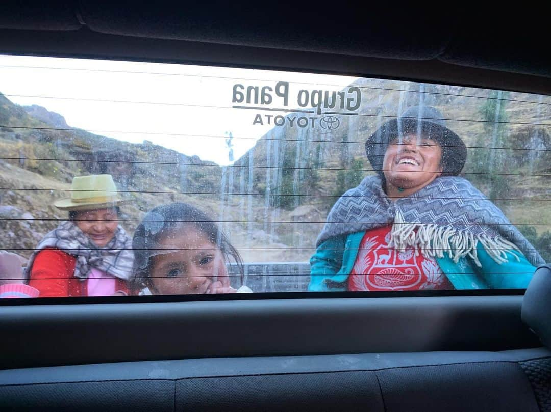 エミリー・ハリントンさんのインスタグラム写真 - (エミリー・ハリントンInstagram)「The daily taxi service 🚕 // One of the best parts of the day is giving the local people rides up and down the valley to harvest their potatoes 🥔🥔 and tend to their animals 🐑🐴🦙 // 🇵🇪❤️ // #pitumarca // @thenorthface_climb」7月12日 0時47分 - emilyaharrington