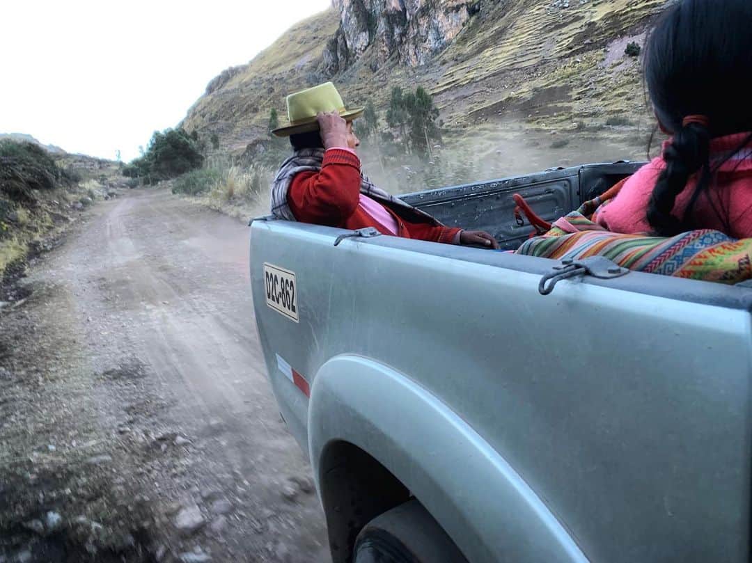 エミリー・ハリントンのインスタグラム：「The daily taxi service 🚕 // One of the best parts of the day is giving the local people rides up and down the valley to harvest their potatoes 🥔🥔 and tend to their animals 🐑🐴🦙 // 🇵🇪❤️ // #pitumarca // @thenorthface_climb」