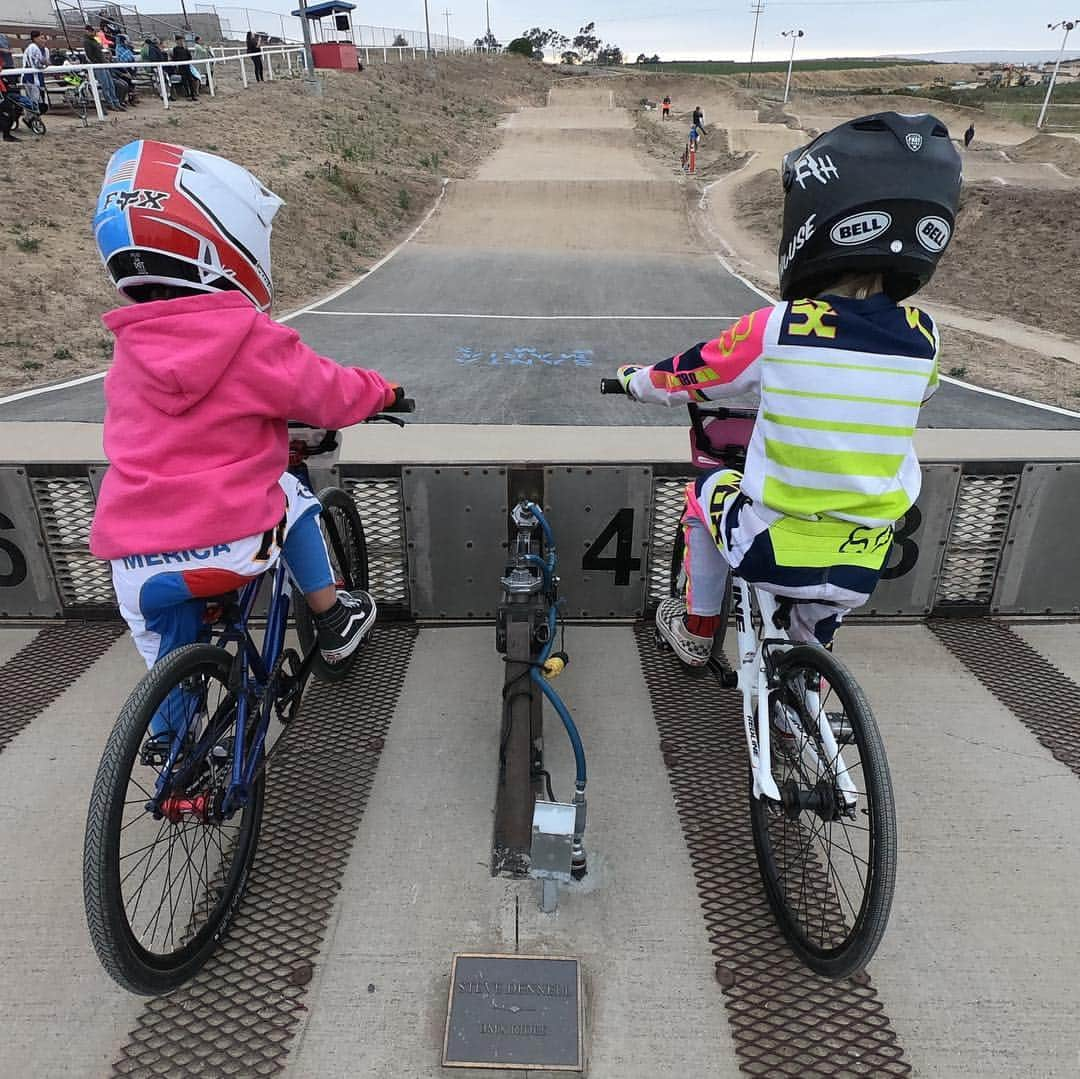 ケアリー・ハートさんのインスタグラム写真 - (ケアリー・ハートInstagram)「#TBT to last week at the bmx track, watching the girls rip it!!!!! Always a great time at the track. Reminds me of my youth, growing up at the mx track. It’s fun to have this experience w/ Willz. @foxmoto」7月12日 0時48分 - hartluck