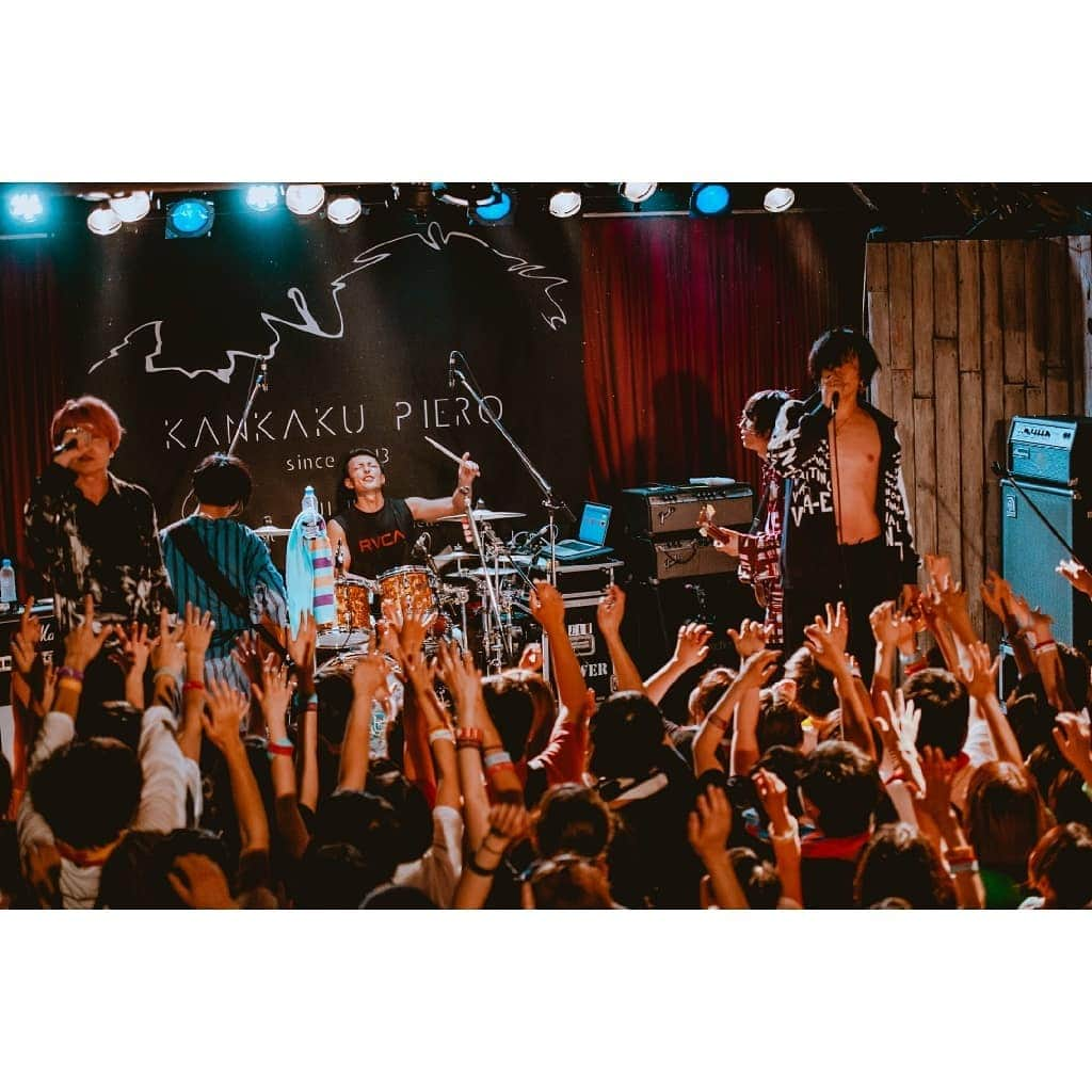 西尾健太さんのインスタグラム写真 - (西尾健太Instagram)「『LIVE - RATION 2019』 ～奮い立たせてなんぼでしょ～  2019.06.30 三重M'AXA 対バンはLAMP IN TERREN 2日目ファイナル！  テレンは前のツアーにも出てくれたこともあり凄く仲良くさせてもらっていて、逆にどんな雰囲気になるのか楽しみでした。ジャンルは違うにも関わらず来てくれてた方みんなに両バンドの世界に浸って頂けたんではないかと思います。 すごく良いグルーヴで魂こもった2日間になったんではないでしょうか。 楽しかったです。  photo...【@ayumee_gdw】  #感覚ピエロ #感エロ #drummer #drums #ドラム #peal #pealdrums #パール #live #livehouse #ライブ #ライブハウス#athlete #adventurer #training #muscletraining #筋トレ #筋トレ男子」7月12日 0時48分 - nishio.kenta