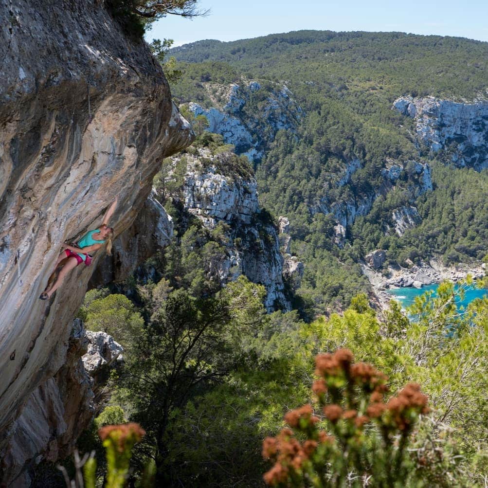カタリーナ・ザーヴァインさんのインスタグラム写真 - (カタリーナ・ザーヴァインInstagram)「Ibiza #2: 'Jolibut' offers the craziest hand made route ever😮, but next to some more artificial climbs (drilled pockets, glued on pieces of rock, artificial holds) there are also some natural lines. Especially 'James Curry' (photo) truly is an amazing route and definitely worth a visit🌟🌟🌟. .  Pic by @tobias_lanzanasto」7月12日 0時49分 - katha_saurwein