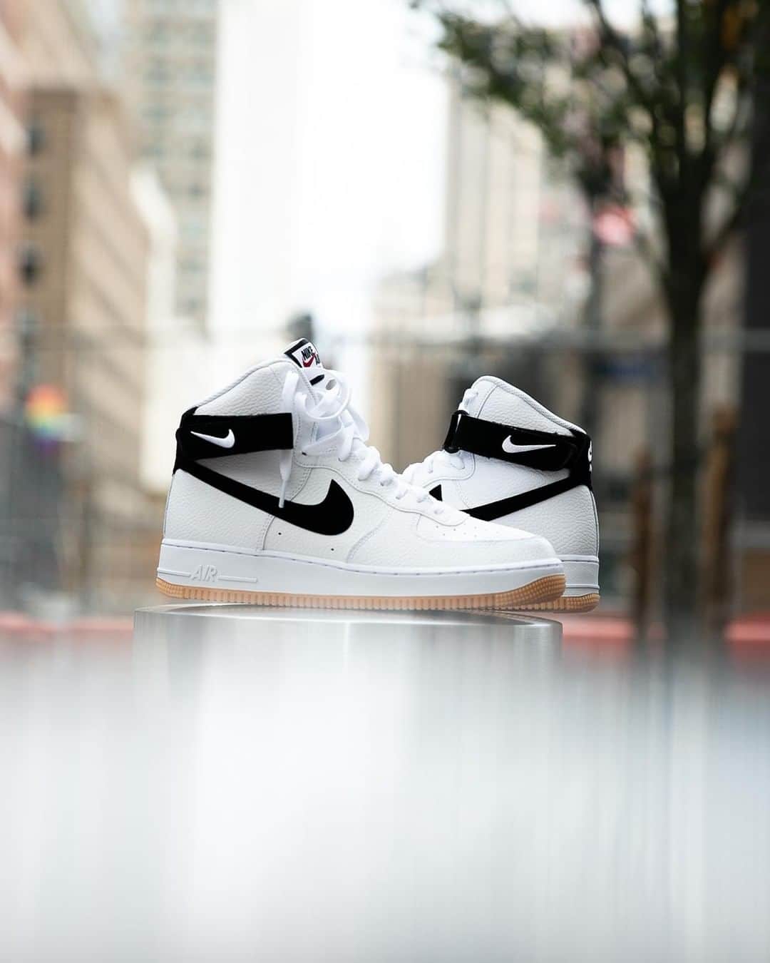 Foot Lockerさんのインスタグラム写真 - (Foot LockerInstagram)「Gum sole for the win. #Nike Air Force 1 Hi Available Now, In-Store and Online」7月12日 0時49分 - footlocker