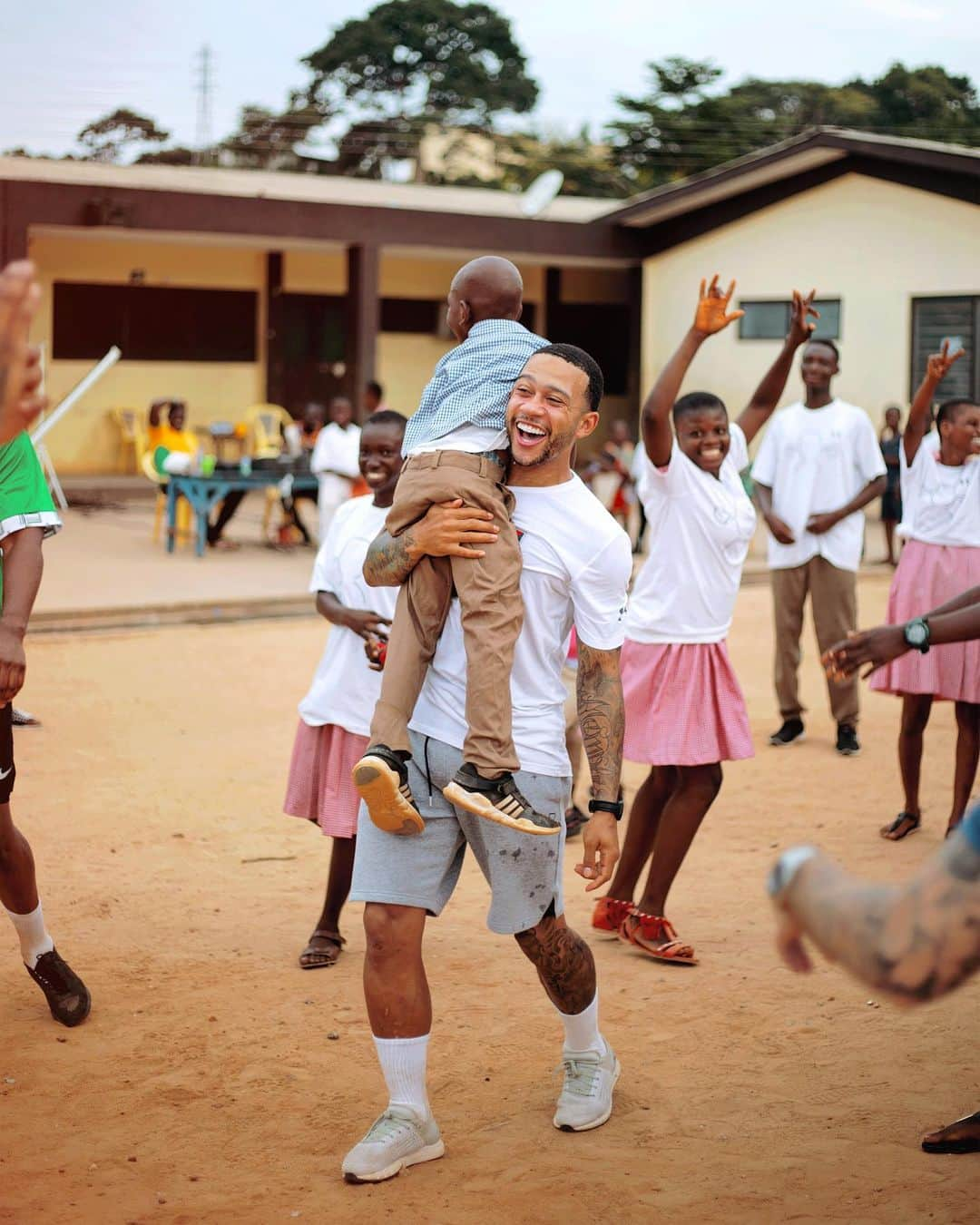 メンフィス・デパイさんのインスタグラム写真 - (メンフィス・デパイInstagram)「Ghana is love! 🇬🇭❤️🏁」7月12日 0時50分 - memphisdepay