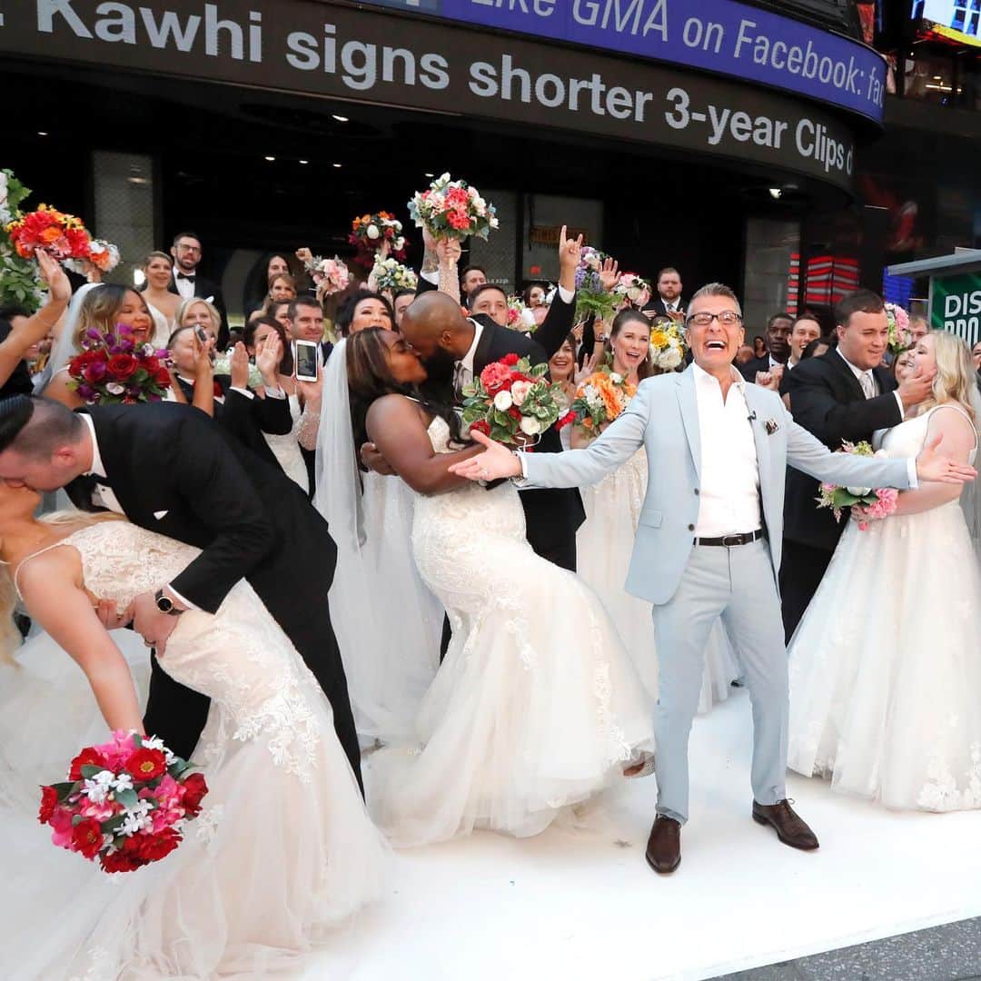 Good Morning Americaさんのインスタグラム写真 - (Good Morning AmericaInstagram)「You may now kiss the brides! 👰 We had 52 newlywed couples from every state join us in Times Square to celebrate @tlc’s “Say Yes to the Dress America” with @randyfenoli — and they all looked STUNNING! 💕 #syttd #love #wedding (📸: @rkoradioman / ABC)」7月12日 1時02分 - goodmorningamerica