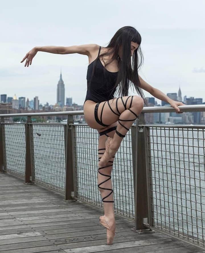 レッグアベニューさんのインスタグラム写真 - (レッグアベニューInstagram)「@alexandrajacob always stunning in our tights & leg wraps. 💃⁠ ⁠ #legs #legwraps #festivalfashion #garter #dancer #dance #flexible」7月12日 0時55分 - legavenue