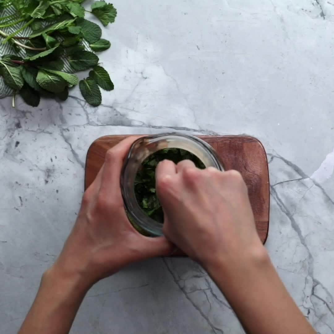Dole Packaged Foods（ドール）のインスタグラム：「Feel like you're sitting in the sun with your toes in the sand after each sip of our Pineapple Mint & Cilantro Virgin Mojito. With a refreshing flavor, this #mocktail is the best way for everyone to celebrate #NationalMojitoDay.」