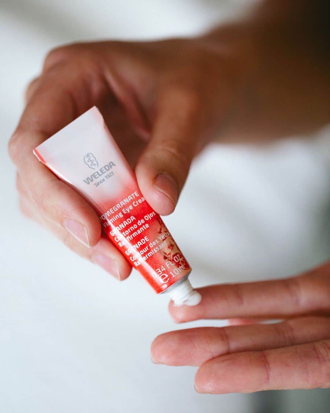 Weledaのインスタグラム：「No part of your face is as sensitive or susceptible to showing signs of aging as the eyes! 👁❤️ ⠀⠀⠀⠀⠀⠀⠀⠀⠀ Did you know? Our Awakening Eye Cream is formulated with Pomegranate seed oil which has antioxidant properties that improves the regeneration of the skin! #WeledaSkin」