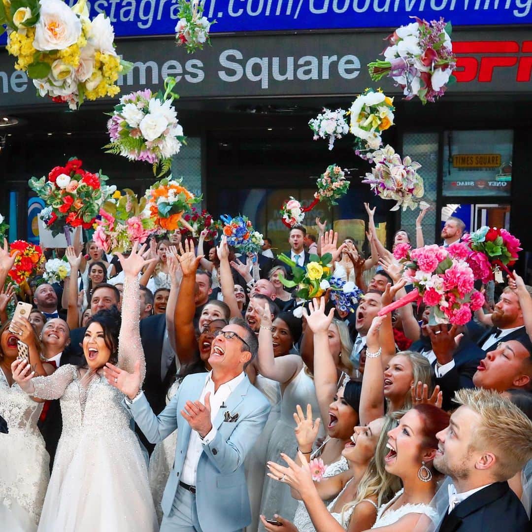 Good Morning Americaさんのインスタグラム写真 - (Good Morning AmericaInstagram)「Now THAT’s what we call a wedding party! Check out that bouquet toss! 💐 #syttd @randyfenoli」7月12日 1時11分 - goodmorningamerica