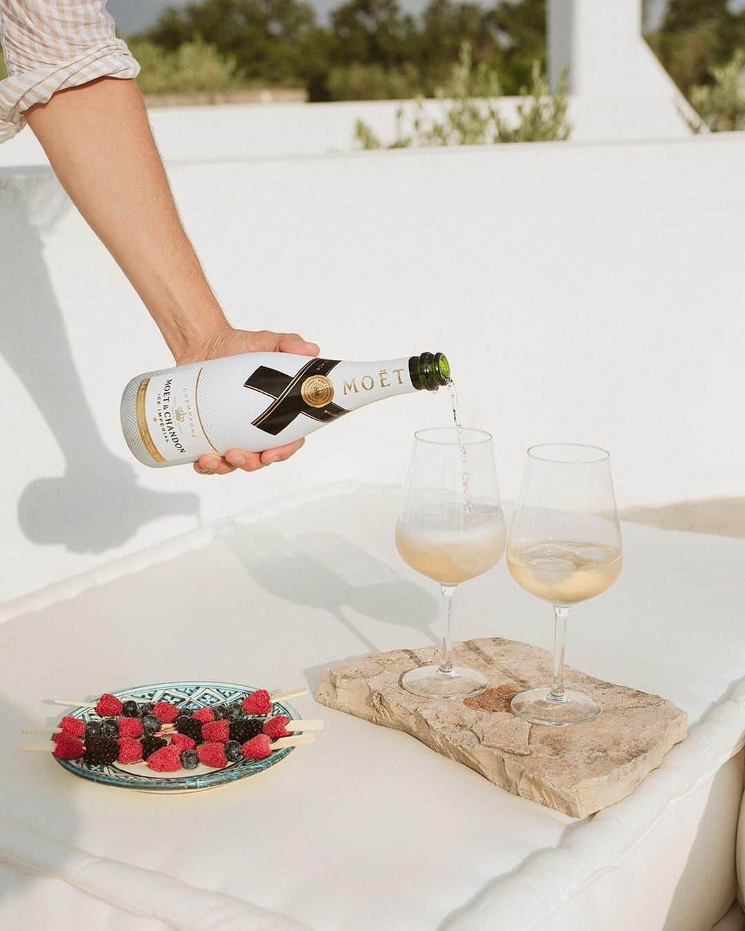 Moët & Chandon Officialさんのインスタグラム写真 - (Moët & Chandon OfficialInstagram)「The dolce vita with a French twist. Picture by @morganelay #MoetMoment #MoetIce #Meditarranean . This material is not intended to be viewed by persons under the legal alcohol drinking age or in countries with restrictions on advertising on alcoholic beverages. ENJOY MOET RESPONSIBLY」7月12日 1時03分 - moetchandon