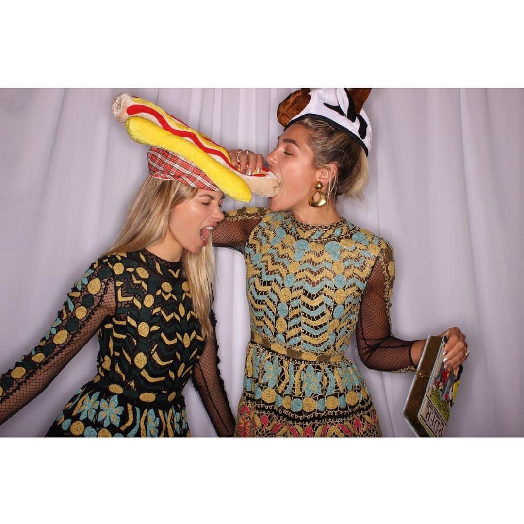 アシュリー・ハートさんのインスタグラム写真 - (アシュリー・ハートInstagram)「Our current mood.  #tbt @jesshart」7月12日 1時06分 - ashleyhart