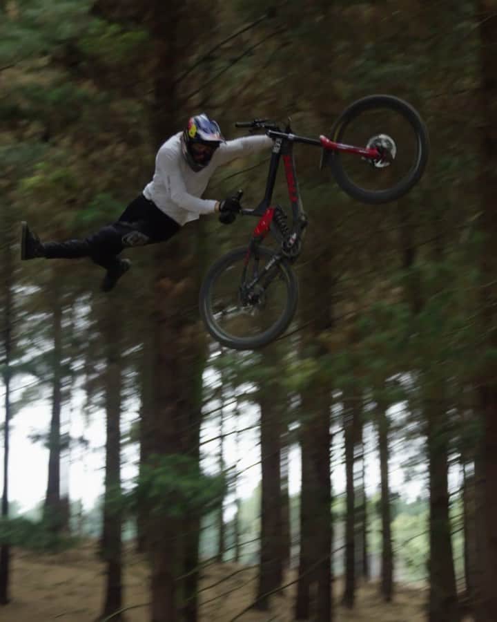 レッドブルのインスタグラム：「Does it get much better than a Semenuk slo-mo? Answer: Yes it does, in his new edit ‘Midpoint’ 🔗in bio to watch! . . . 🚲:@brandonsemenuk 📹 : @revel_co #redbull #givesyouwings #bike #bikelife #fromwhereiride」
