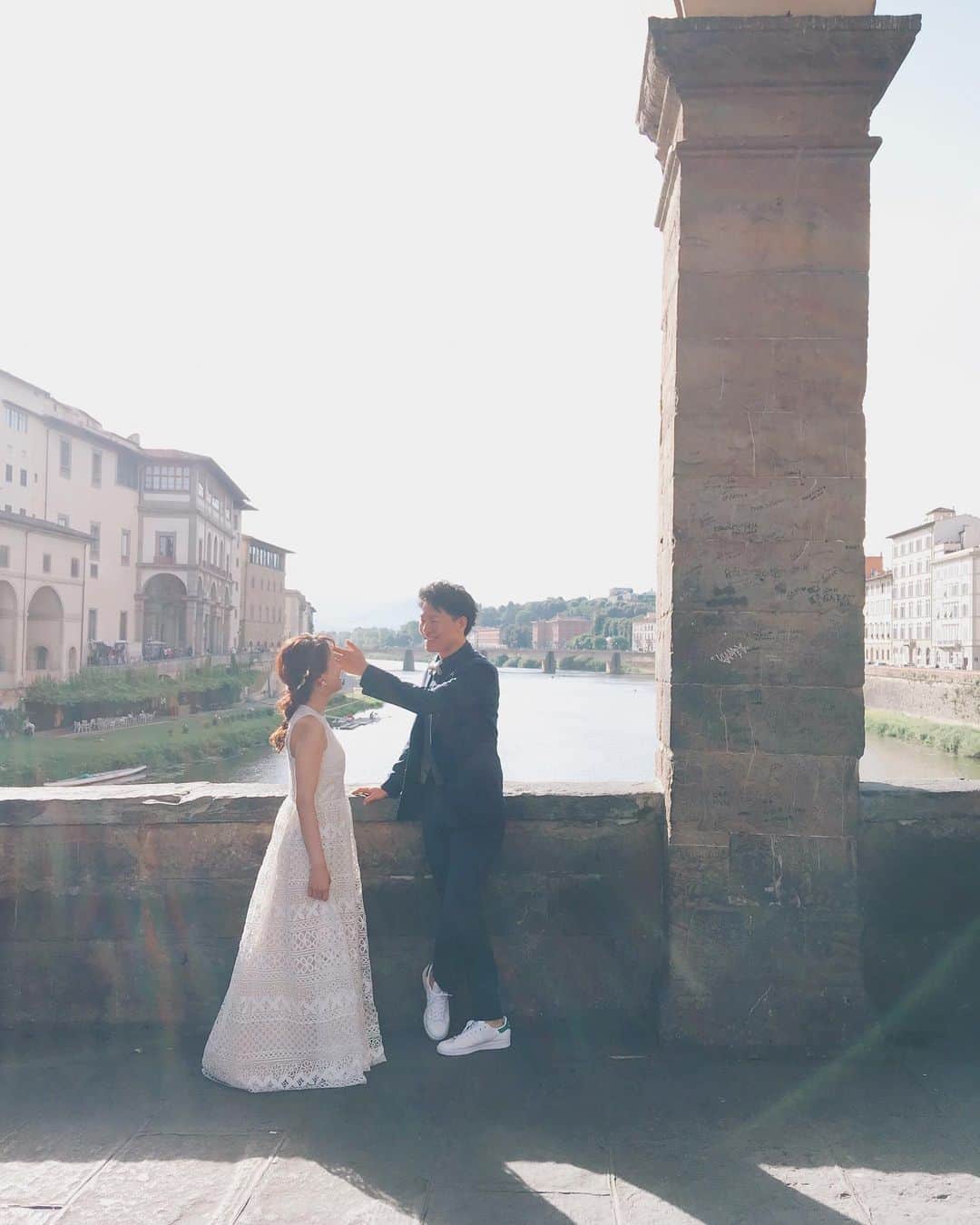 竹本実加さんのインスタグラム写真 - (竹本実加Instagram)「ヨーロッパ投稿もいよいよ イタリア フィレンツェへ🇮🇹 世界遺産での後撮り依頼を下さったのは maiさん narumiさん👫 . 人気スポットでの撮影は 混む前が勝負！ ということで、お2人に恐縮しつつ 朝3時半からのお支度を提案💦 6時には撮影スタート✨ お陰で日差しも良く 素晴らしい景色での撮影ができた〜💕 . 2つめの動画は 朝の鐘の音が鳴った時⛪️ . 夫婦の理想像の様な 素敵カップルでした🥰❤️ かわいいまいさんのヘアスタイルも ご紹介させて下さい🙌🏻 . . 👰🏻🇮🇹 @ima_wedding_520 👗 @reginacloset027 💎 @bleufume.info #海外出張 #フィレンツェヘアメイク #ミディアムヘア ＿＿＿＿＿＿＿＿＿＿＿＿＿＿ . 🆕最新のお知らせ📝🌿 ＿＿＿＿＿＿＿＿＿＿＿＿＿＿ . ◆海外渡航 ✈︎ 2019.9.10 / HAWAII＊残1組 ✈︎2020.2.24〜27 / LA ✈︎2020.6.14〜18 / HAWAII 滞在中渡航費無しとなります 日程お問い合わせくださいませ💁🏻‍♀️ . ◆前撮りヘアメイク 💄お支度のみ / 同行なし 9〜11月分受付スタート 💄週末前撮り受付スタート / . . ◆週末予約可能日※7/7 更新 8/11(日) 9/16(祝月) 10/22(祝火) 12/8(日), 21(土) . 2020 1/13(祝月), 26(日) 2/2(日), 9(日), 15(土),16(日), 22(土) 3/8(日), 14(土), 15(日), 22(日), 28(土), 29(日) . . 💁🏻‍♀CONTACT PLAN内容やお問い合わせは @mydresser.bridal  プロフィールリンクよりお願いします ＿＿＿＿＿＿＿＿＿＿＿＿＿＿ . #ウェディングフォト #ドゥオモ広場 #サンタマリアデルフィオーレ大聖堂 #フィレンツェ #フィレンツェ後撮り #海外ロケ #海外ヘアメイク #出張ヘアメイク #外注ヘアメイク #ブライダルヘアメイク #ブライダル #持ち込み美容 #結婚準備 #パリ #イタリア #ハワイヘアメイク #mydresser #mikaarrange #weddinghairmake」7月12日 1時14分 - mika.mydresser