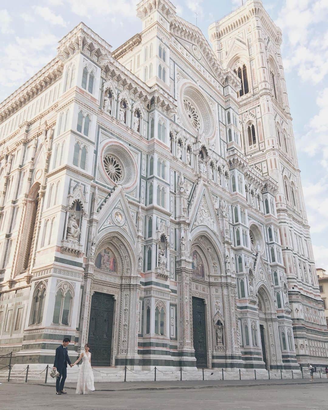 竹本実加さんのインスタグラム写真 - (竹本実加Instagram)「ヨーロッパ投稿もいよいよ イタリア フィレンツェへ🇮🇹 世界遺産での後撮り依頼を下さったのは maiさん narumiさん👫 . 人気スポットでの撮影は 混む前が勝負！ ということで、お2人に恐縮しつつ 朝3時半からのお支度を提案💦 6時には撮影スタート✨ お陰で日差しも良く 素晴らしい景色での撮影ができた〜💕 . 2つめの動画は 朝の鐘の音が鳴った時⛪️ . 夫婦の理想像の様な 素敵カップルでした🥰❤️ かわいいまいさんのヘアスタイルも ご紹介させて下さい🙌🏻 . . 👰🏻🇮🇹 @ima_wedding_520 👗 @reginacloset027 💎 @bleufume.info #海外出張 #フィレンツェヘアメイク #ミディアムヘア ＿＿＿＿＿＿＿＿＿＿＿＿＿＿ . 🆕最新のお知らせ📝🌿 ＿＿＿＿＿＿＿＿＿＿＿＿＿＿ . ◆海外渡航 ✈︎ 2019.9.10 / HAWAII＊残1組 ✈︎2020.2.24〜27 / LA ✈︎2020.6.14〜18 / HAWAII 滞在中渡航費無しとなります 日程お問い合わせくださいませ💁🏻‍♀️ . ◆前撮りヘアメイク 💄お支度のみ / 同行なし 9〜11月分受付スタート 💄週末前撮り受付スタート / . . ◆週末予約可能日※7/7 更新 8/11(日) 9/16(祝月) 10/22(祝火) 12/8(日), 21(土) . 2020 1/13(祝月), 26(日) 2/2(日), 9(日), 15(土),16(日), 22(土) 3/8(日), 14(土), 15(日), 22(日), 28(土), 29(日) . . 💁🏻‍♀CONTACT PLAN内容やお問い合わせは @mydresser.bridal  プロフィールリンクよりお願いします ＿＿＿＿＿＿＿＿＿＿＿＿＿＿ . #ウェディングフォト #ドゥオモ広場 #サンタマリアデルフィオーレ大聖堂 #フィレンツェ #フィレンツェ後撮り #海外ロケ #海外ヘアメイク #出張ヘアメイク #外注ヘアメイク #ブライダルヘアメイク #ブライダル #持ち込み美容 #結婚準備 #パリ #イタリア #ハワイヘアメイク #mydresser #mikaarrange #weddinghairmake」7月12日 1時14分 - mika.mydresser