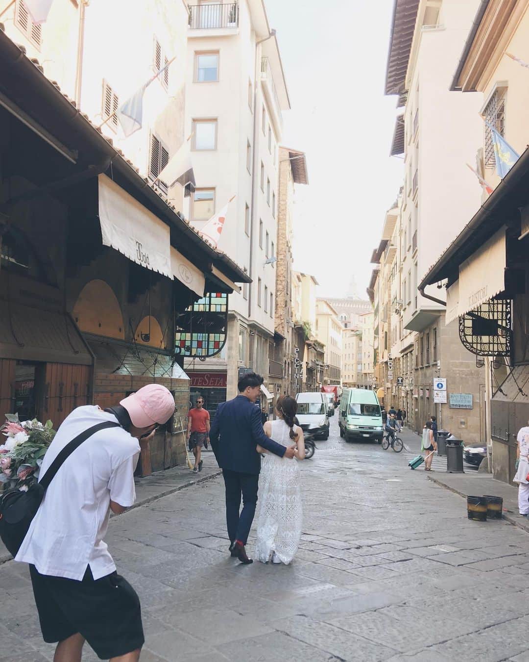 竹本実加さんのインスタグラム写真 - (竹本実加Instagram)「ヨーロッパ投稿もいよいよ イタリア フィレンツェへ🇮🇹 世界遺産での後撮り依頼を下さったのは maiさん narumiさん👫 . 人気スポットでの撮影は 混む前が勝負！ ということで、お2人に恐縮しつつ 朝3時半からのお支度を提案💦 6時には撮影スタート✨ お陰で日差しも良く 素晴らしい景色での撮影ができた〜💕 . 2つめの動画は 朝の鐘の音が鳴った時⛪️ . 夫婦の理想像の様な 素敵カップルでした🥰❤️ かわいいまいさんのヘアスタイルも ご紹介させて下さい🙌🏻 . . 👰🏻🇮🇹 @ima_wedding_520 👗 @reginacloset027 💎 @bleufume.info #海外出張 #フィレンツェヘアメイク #ミディアムヘア ＿＿＿＿＿＿＿＿＿＿＿＿＿＿ . 🆕最新のお知らせ📝🌿 ＿＿＿＿＿＿＿＿＿＿＿＿＿＿ . ◆海外渡航 ✈︎ 2019.9.10 / HAWAII＊残1組 ✈︎2020.2.24〜27 / LA ✈︎2020.6.14〜18 / HAWAII 滞在中渡航費無しとなります 日程お問い合わせくださいませ💁🏻‍♀️ . ◆前撮りヘアメイク 💄お支度のみ / 同行なし 9〜11月分受付スタート 💄週末前撮り受付スタート / . . ◆週末予約可能日※7/7 更新 8/11(日) 9/16(祝月) 10/22(祝火) 12/8(日), 21(土) . 2020 1/13(祝月), 26(日) 2/2(日), 9(日), 15(土),16(日), 22(土) 3/8(日), 14(土), 15(日), 22(日), 28(土), 29(日) . . 💁🏻‍♀CONTACT PLAN内容やお問い合わせは @mydresser.bridal  プロフィールリンクよりお願いします ＿＿＿＿＿＿＿＿＿＿＿＿＿＿ . #ウェディングフォト #ドゥオモ広場 #サンタマリアデルフィオーレ大聖堂 #フィレンツェ #フィレンツェ後撮り #海外ロケ #海外ヘアメイク #出張ヘアメイク #外注ヘアメイク #ブライダルヘアメイク #ブライダル #持ち込み美容 #結婚準備 #パリ #イタリア #ハワイヘアメイク #mydresser #mikaarrange #weddinghairmake」7月12日 1時14分 - mika.mydresser