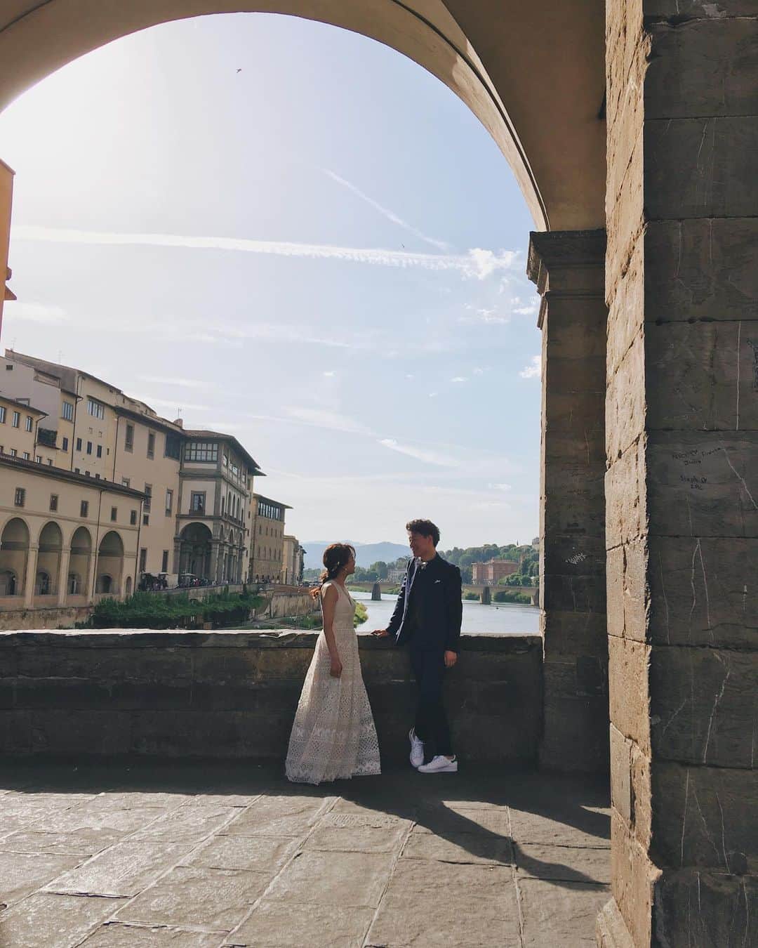竹本実加さんのインスタグラム写真 - (竹本実加Instagram)「ヨーロッパ投稿もいよいよ イタリア フィレンツェへ🇮🇹 世界遺産での後撮り依頼を下さったのは maiさん narumiさん👫 . 人気スポットでの撮影は 混む前が勝負！ ということで、お2人に恐縮しつつ 朝3時半からのお支度を提案💦 6時には撮影スタート✨ お陰で日差しも良く 素晴らしい景色での撮影ができた〜💕 . 2つめの動画は 朝の鐘の音が鳴った時⛪️ . 夫婦の理想像の様な 素敵カップルでした🥰❤️ かわいいまいさんのヘアスタイルも ご紹介させて下さい🙌🏻 . . 👰🏻🇮🇹 @ima_wedding_520 👗 @reginacloset027 💎 @bleufume.info #海外出張 #フィレンツェヘアメイク #ミディアムヘア ＿＿＿＿＿＿＿＿＿＿＿＿＿＿ . 🆕最新のお知らせ📝🌿 ＿＿＿＿＿＿＿＿＿＿＿＿＿＿ . ◆海外渡航 ✈︎ 2019.9.10 / HAWAII＊残1組 ✈︎2020.2.24〜27 / LA ✈︎2020.6.14〜18 / HAWAII 滞在中渡航費無しとなります 日程お問い合わせくださいませ💁🏻‍♀️ . ◆前撮りヘアメイク 💄お支度のみ / 同行なし 9〜11月分受付スタート 💄週末前撮り受付スタート / . . ◆週末予約可能日※7/7 更新 8/11(日) 9/16(祝月) 10/22(祝火) 12/8(日), 21(土) . 2020 1/13(祝月), 26(日) 2/2(日), 9(日), 15(土),16(日), 22(土) 3/8(日), 14(土), 15(日), 22(日), 28(土), 29(日) . . 💁🏻‍♀CONTACT PLAN内容やお問い合わせは @mydresser.bridal  プロフィールリンクよりお願いします ＿＿＿＿＿＿＿＿＿＿＿＿＿＿ . #ウェディングフォト #ドゥオモ広場 #サンタマリアデルフィオーレ大聖堂 #フィレンツェ #フィレンツェ後撮り #海外ロケ #海外ヘアメイク #出張ヘアメイク #外注ヘアメイク #ブライダルヘアメイク #ブライダル #持ち込み美容 #結婚準備 #パリ #イタリア #ハワイヘアメイク #mydresser #mikaarrange #weddinghairmake」7月12日 1時14分 - mika.mydresser