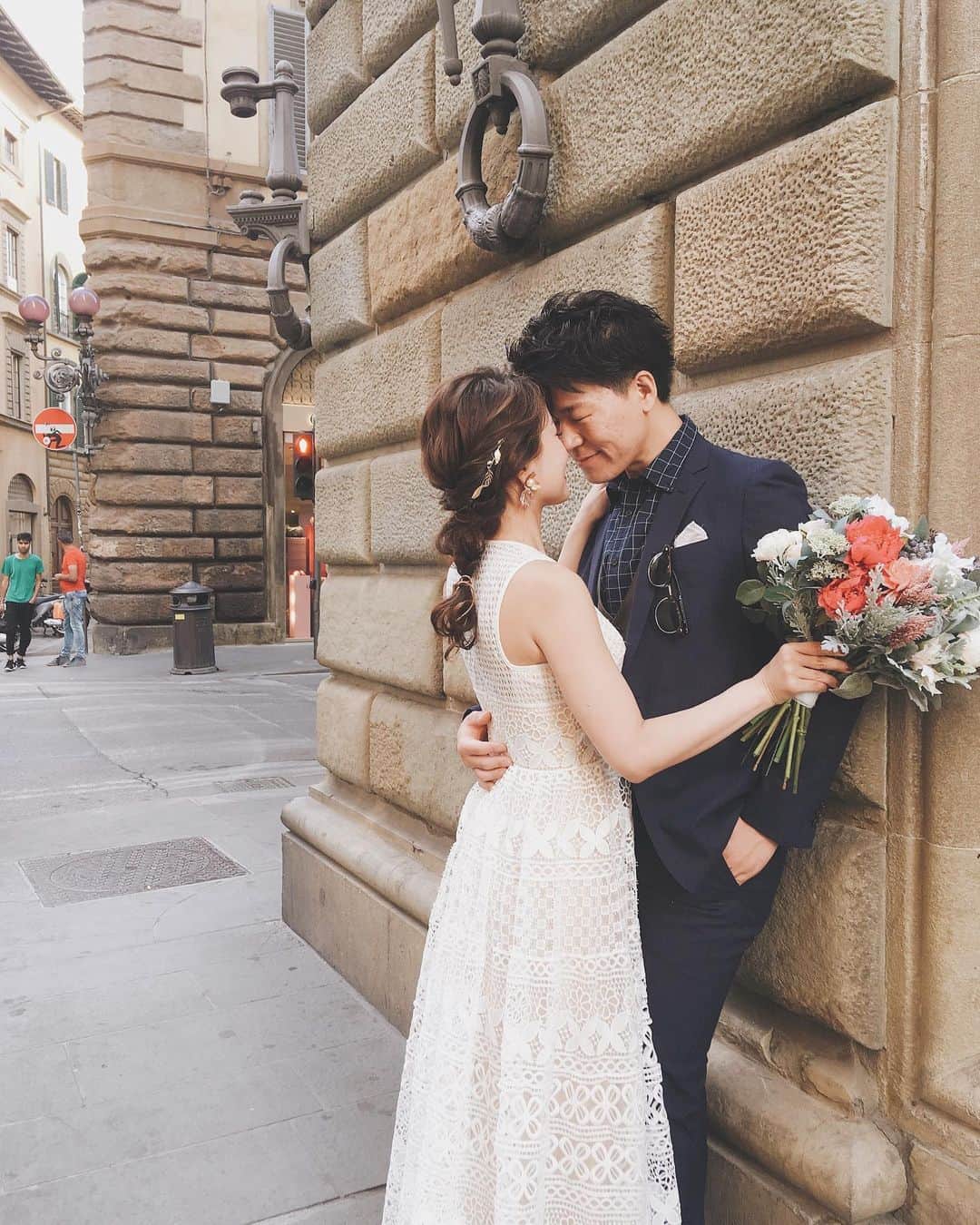 竹本実加さんのインスタグラム写真 - (竹本実加Instagram)「ヨーロッパ投稿もいよいよ イタリア フィレンツェへ🇮🇹 世界遺産での後撮り依頼を下さったのは maiさん narumiさん👫 . 人気スポットでの撮影は 混む前が勝負！ ということで、お2人に恐縮しつつ 朝3時半からのお支度を提案💦 6時には撮影スタート✨ お陰で日差しも良く 素晴らしい景色での撮影ができた〜💕 . 2つめの動画は 朝の鐘の音が鳴った時⛪️ . 夫婦の理想像の様な 素敵カップルでした🥰❤️ かわいいまいさんのヘアスタイルも ご紹介させて下さい🙌🏻 . . 👰🏻🇮🇹 @ima_wedding_520 👗 @reginacloset027 💎 @bleufume.info #海外出張 #フィレンツェヘアメイク #ミディアムヘア ＿＿＿＿＿＿＿＿＿＿＿＿＿＿ . 🆕最新のお知らせ📝🌿 ＿＿＿＿＿＿＿＿＿＿＿＿＿＿ . ◆海外渡航 ✈︎ 2019.9.10 / HAWAII＊残1組 ✈︎2020.2.24〜27 / LA ✈︎2020.6.14〜18 / HAWAII 滞在中渡航費無しとなります 日程お問い合わせくださいませ💁🏻‍♀️ . ◆前撮りヘアメイク 💄お支度のみ / 同行なし 9〜11月分受付スタート 💄週末前撮り受付スタート / . . ◆週末予約可能日※7/7 更新 8/11(日) 9/16(祝月) 10/22(祝火) 12/8(日), 21(土) . 2020 1/13(祝月), 26(日) 2/2(日), 9(日), 15(土),16(日), 22(土) 3/8(日), 14(土), 15(日), 22(日), 28(土), 29(日) . . 💁🏻‍♀CONTACT PLAN内容やお問い合わせは @mydresser.bridal  プロフィールリンクよりお願いします ＿＿＿＿＿＿＿＿＿＿＿＿＿＿ . #ウェディングフォト #ドゥオモ広場 #サンタマリアデルフィオーレ大聖堂 #フィレンツェ #フィレンツェ後撮り #海外ロケ #海外ヘアメイク #出張ヘアメイク #外注ヘアメイク #ブライダルヘアメイク #ブライダル #持ち込み美容 #結婚準備 #パリ #イタリア #ハワイヘアメイク #mydresser #mikaarrange #weddinghairmake」7月12日 1時14分 - mika.mydresser