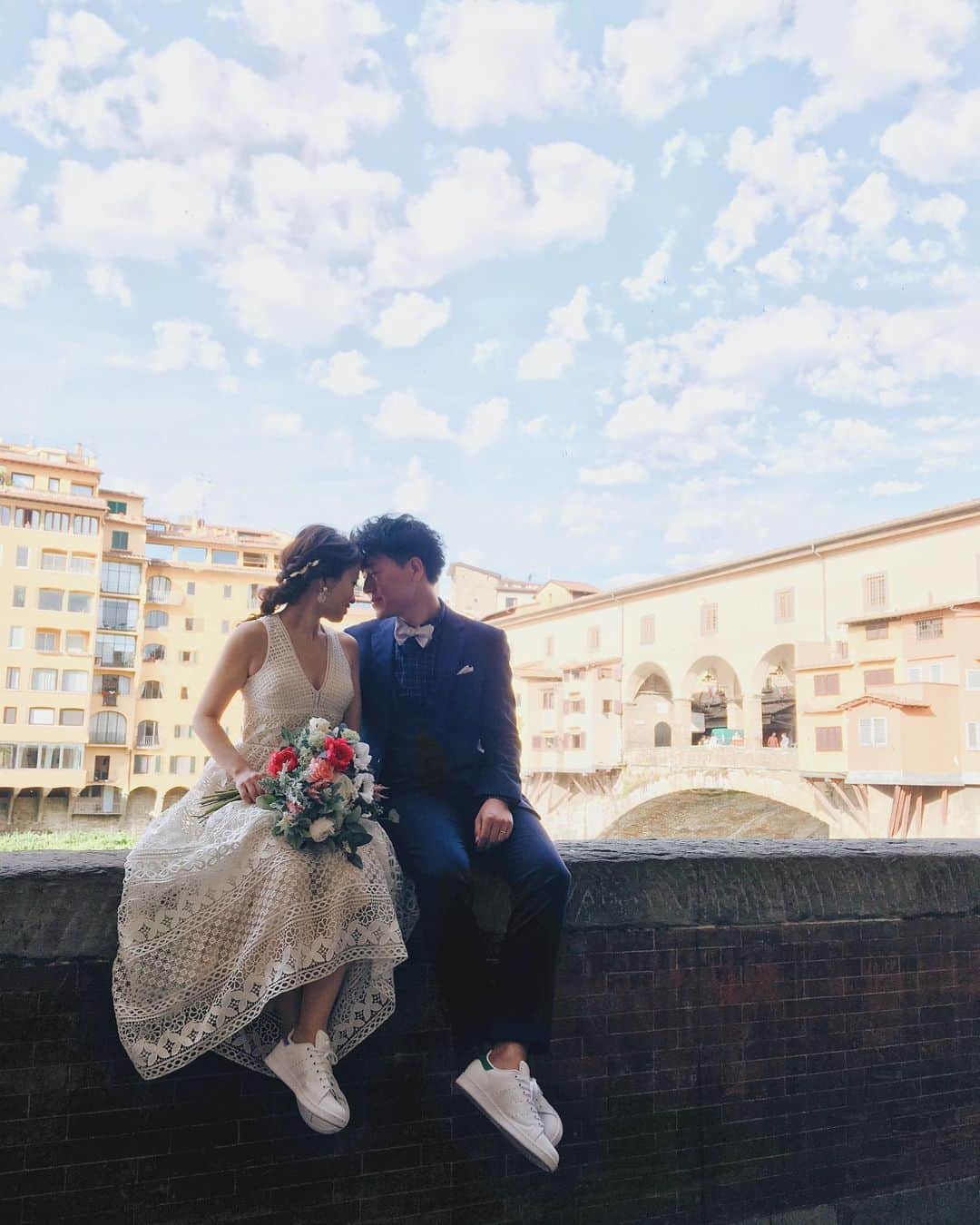 竹本実加さんのインスタグラム写真 - (竹本実加Instagram)「ヨーロッパ投稿もいよいよ イタリア フィレンツェへ🇮🇹 世界遺産での後撮り依頼を下さったのは maiさん narumiさん👫 . 人気スポットでの撮影は 混む前が勝負！ ということで、お2人に恐縮しつつ 朝3時半からのお支度を提案💦 6時には撮影スタート✨ お陰で日差しも良く 素晴らしい景色での撮影ができた〜💕 . 2つめの動画は 朝の鐘の音が鳴った時⛪️ . 夫婦の理想像の様な 素敵カップルでした🥰❤️ かわいいまいさんのヘアスタイルも ご紹介させて下さい🙌🏻 . . 👰🏻🇮🇹 @ima_wedding_520 👗 @reginacloset027 💎 @bleufume.info #海外出張 #フィレンツェヘアメイク #ミディアムヘア ＿＿＿＿＿＿＿＿＿＿＿＿＿＿ . 🆕最新のお知らせ📝🌿 ＿＿＿＿＿＿＿＿＿＿＿＿＿＿ . ◆海外渡航 ✈︎ 2019.9.10 / HAWAII＊残1組 ✈︎2020.2.24〜27 / LA ✈︎2020.6.14〜18 / HAWAII 滞在中渡航費無しとなります 日程お問い合わせくださいませ💁🏻‍♀️ . ◆前撮りヘアメイク 💄お支度のみ / 同行なし 9〜11月分受付スタート 💄週末前撮り受付スタート / . . ◆週末予約可能日※7/7 更新 8/11(日) 9/16(祝月) 10/22(祝火) 12/8(日), 21(土) . 2020 1/13(祝月), 26(日) 2/2(日), 9(日), 15(土),16(日), 22(土) 3/8(日), 14(土), 15(日), 22(日), 28(土), 29(日) . . 💁🏻‍♀CONTACT PLAN内容やお問い合わせは @mydresser.bridal  プロフィールリンクよりお願いします ＿＿＿＿＿＿＿＿＿＿＿＿＿＿ . #ウェディングフォト #ドゥオモ広場 #サンタマリアデルフィオーレ大聖堂 #フィレンツェ #フィレンツェ後撮り #海外ロケ #海外ヘアメイク #出張ヘアメイク #外注ヘアメイク #ブライダルヘアメイク #ブライダル #持ち込み美容 #結婚準備 #パリ #イタリア #ハワイヘアメイク #mydresser #mikaarrange #weddinghairmake」7月12日 1時14分 - mika.mydresser