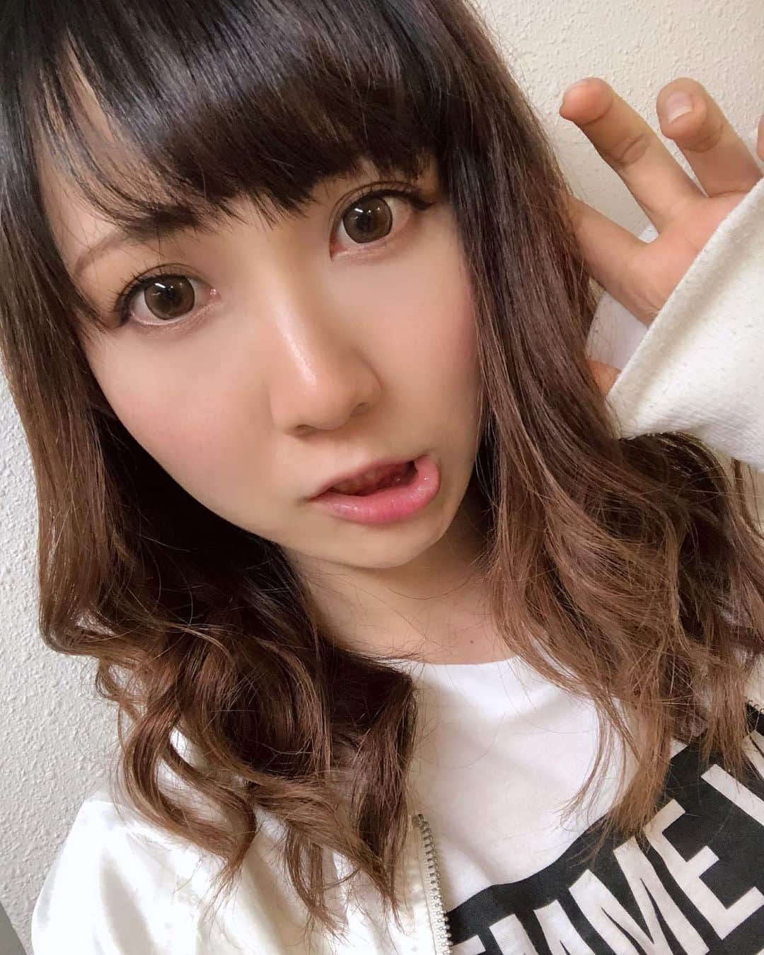 秋田知里さんのインスタグラム写真 - (秋田知里Instagram)「インスタ始めておそらく10ヶ月くらい経つと思いますが、使い方が未だに分かってません。笑 ツイッターで相互フォローなのにこいつ全然フォロー返してこんやん…って方は是非お知らせ願います🤲笑」7月12日 1時17分 - akitachisato_official