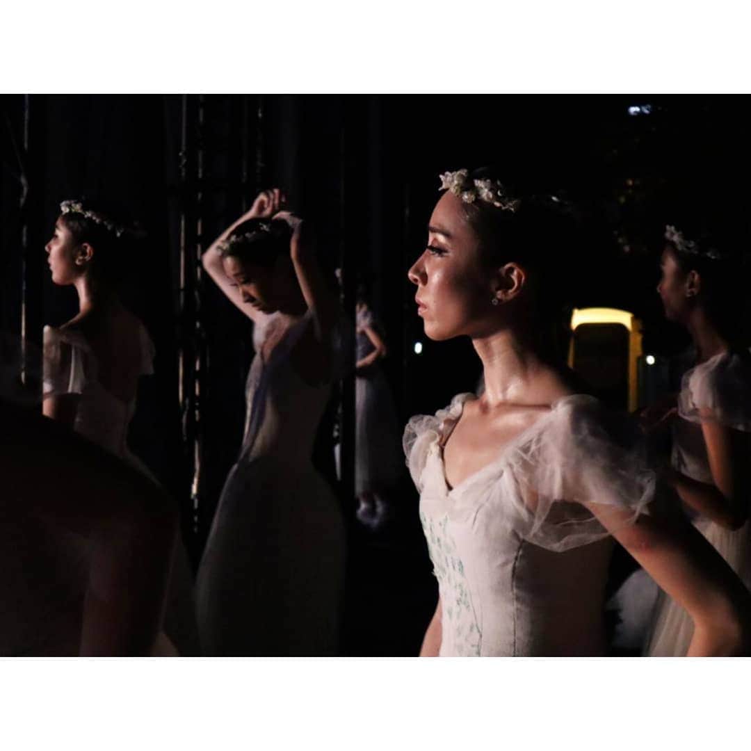 峯岸伽奈のインスタグラム：「. . .  Giselle.👻 #balletunderthestars #singaporedancetheatre  #buts2019 #バレエ　#バレリーナ 📷@singaporedancetheatre Amanda🙏」