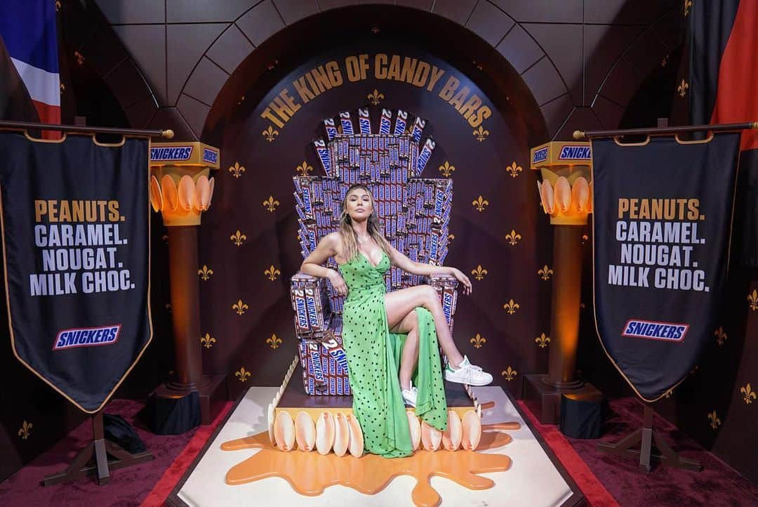 WWEさんのインスタグラム写真 - (WWEInstagram)「@cathykelley kicks off @vidcon by taking the throne of @snickers #VidConUS」7月12日 1時27分 - wwe