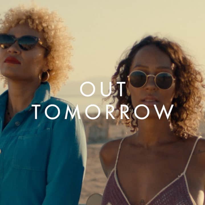Emeli Sandéのインスタグラム：「Remember the vid I made with my sister in the desert?? Well it's out tomorrow...and I'm so excited for you to finally see it :) #SHINE #letlovelead」