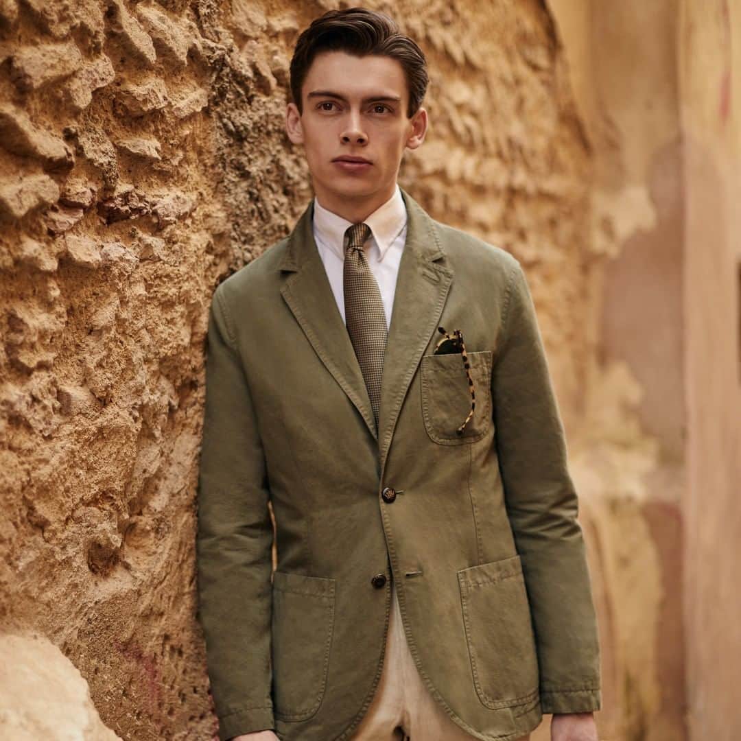 ギーブス&ホークスのインスタグラム：「Our lightweight ‘utility blazer’ is a relaxed take on a tailored jacket for the warmer months. It’s unstructured and unlined, cut from a garment-dyed linen and cotton fabric for a casual look. It’s finished with patch pockets, piped inside seams and elegant swelled edges to the lapels. Wear with a T-shirt and chinos during a summer escape or relaxed afternoons around town.  Modelled by @mathiaslefevre Shot by @nicktydeman  #sale #summersale #casualjacket #morocco #summerjacket #ootdmen #gievesandhawkes #savilerow」