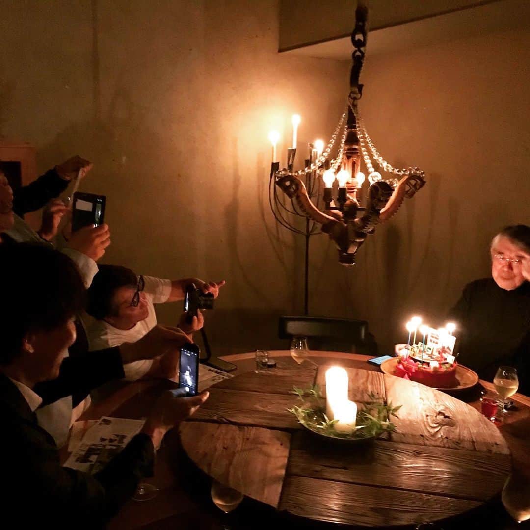 松本隆さんのインスタグラム写真 - (松本隆Instagram)「誕生日まであと5日間あるのに、「きい」で食事会をしてる途中にサプライズでケーキが届く。パティシエ エス コヤマの小山さんが作ったというレジェンドのケーキ。で、雅代ちゃんの店に移動してお茶。松本隆を囲む愉快な男たちの中に、紅一点の若村麻由美さん。」7月12日 1時34分 - takashi_matsumoto_official