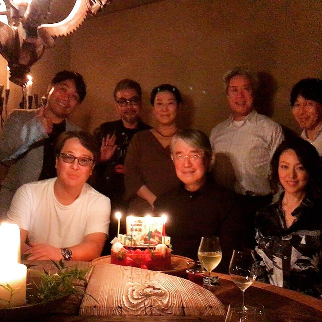 松本隆さんのインスタグラム写真 - (松本隆Instagram)「誕生日まであと5日間あるのに、「きい」で食事会をしてる途中にサプライズでケーキが届く。パティシエ エス コヤマの小山さんが作ったというレジェンドのケーキ。で、雅代ちゃんの店に移動してお茶。松本隆を囲む愉快な男たちの中に、紅一点の若村麻由美さん。」7月12日 1時34分 - takashi_matsumoto_official