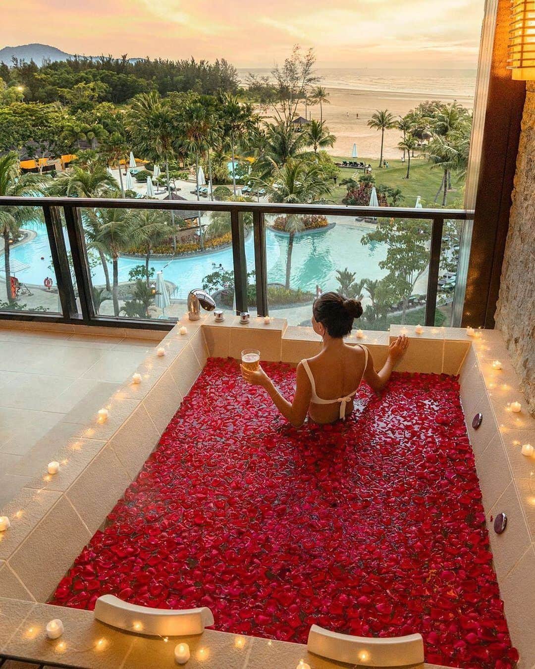 BEAUTIFUL HOTELSさんのインスタグラム写真 - (BEAUTIFUL HOTELSInstagram)「Trade bubbles for rose pedals at the Rasa Ria Resort & Spa. Surrounded by 400 acres of tropical rainforest, you can relax amongst the nature reserve. (📷: @michutravel 📍: Shangri-La's Rasa Ria Resort & Spa)」7月12日 1時35分 - beautifulhotels