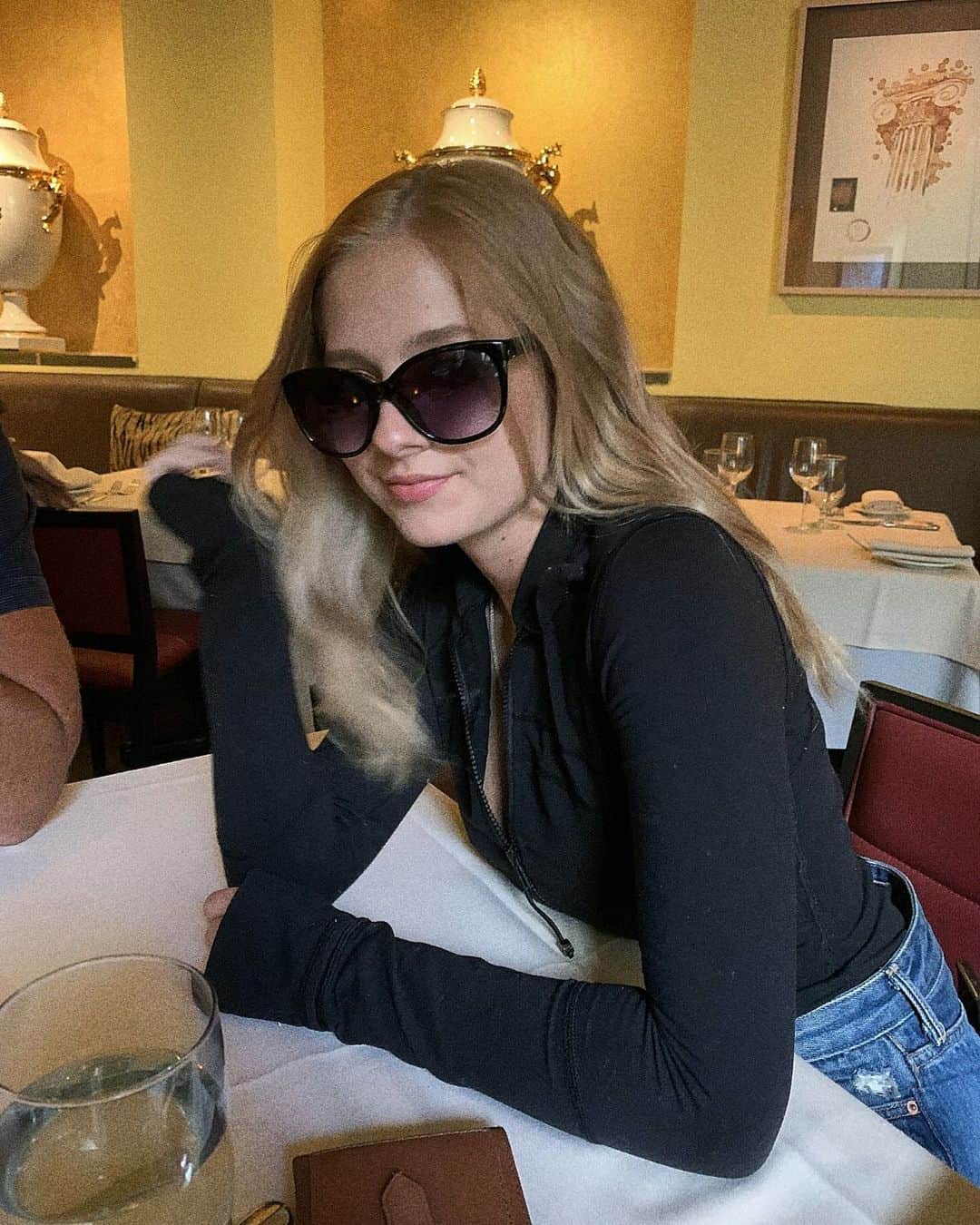 ジャッキー・エヴァンコさんのインスタグラム写真 - (ジャッキー・エヴァンコInstagram)「Sometimes I feel cool, but sometimes I feel “wearing sunglasses inside a restaurant” cool. There’s a difference! 😎」7月12日 1時35分 - officialjackieevancho