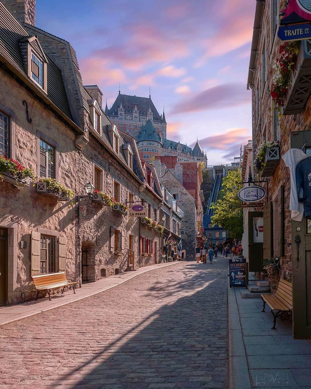 Explore Canadaさんのインスタグラム写真 - (Explore CanadaInstagram)「Strolling the cobblestone streets of Old Quebec City is one of the best ways to explore the historic attractions of one of Canada’s most charming and oldest cities. While you’re at it, make sure to treat yourself to a scoop of gelato from local producer Kerrmess (@kerrmess). #ExploreCanada⁠⠀ ⁠⠀ 📷: @manucoveney⁠⠀ 📍: @quebeccity, @tourismequebec ⁠⠀ #quebeccite #quebecoriginal ⁠⠀」7月12日 1時39分 - explorecanada