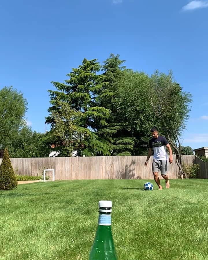 F2Freestylersのインスタグラム：「Bottle cap challenge 🍾🎯#bottlecapchallenge」