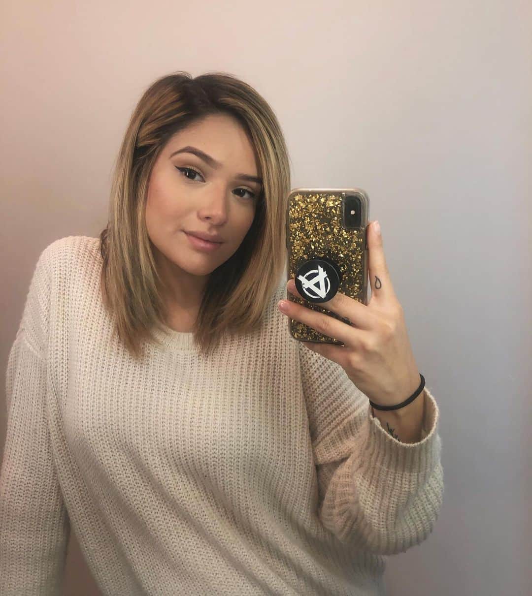 のインスタグラム：「Sorry no new video this week. This was a very challenging week for me in this pregnancy and I just needed to allow myself to feel/work through the toughness. Some days are better than others but overall baby and I are completely healthy! Pregnancy is no joke and I’m so proud of how much I’ve already overcome. I know I still have so much more to push through...literally lol ! Shoutout to all the women who have experienced/are experiencing this! Tough cookies y’all are ❤️ #21weekspregnant」