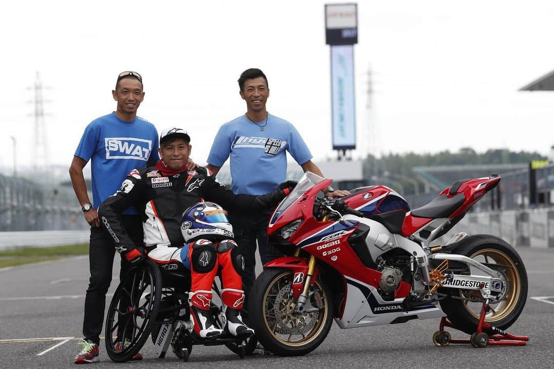 MotoGPさんのインスタグラム写真 - (MotoGPInstagram)「RESPECT 🙌 // We're glad to see @takuma.aoki back on a motorcycle for the first time since 1998 riding an adapted Honda CBR1000R at Suzuka 💪 #MotoGP #Motorcycle #Racing #Motorsport」7月12日 1時40分 - motogp