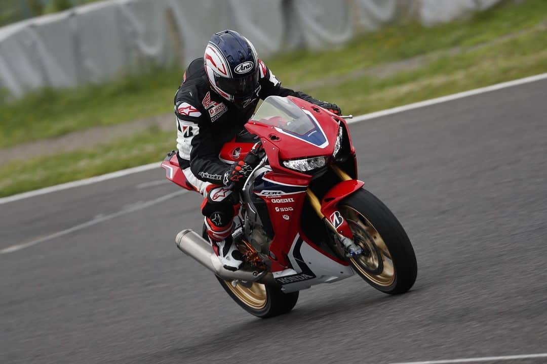 MotoGPさんのインスタグラム写真 - (MotoGPInstagram)「RESPECT 🙌 // We're glad to see @takuma.aoki back on a motorcycle for the first time since 1998 riding an adapted Honda CBR1000R at Suzuka 💪 #MotoGP #Motorcycle #Racing #Motorsport」7月12日 1時40分 - motogp