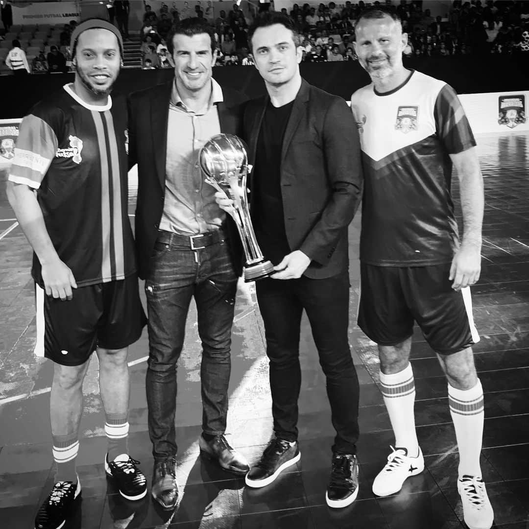 アレッサンドロ・ローザ・ヴィエイラのインスタグラム：「#TBT De craques @ronaldinho @luis__figo  #RyanGiggs 👑👑👑👑⚽️」