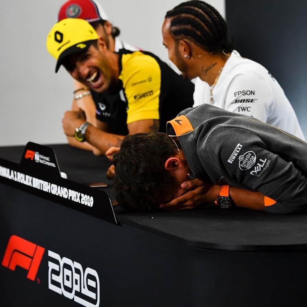 ダニエル・リカルドさんのインスタグラム写真 - (ダニエル・リカルドInstagram)「The one good thing about having young drivers in F1. They laugh at anything!! He gon need some milk 🥛」7月12日 1時51分 - danielricciardo