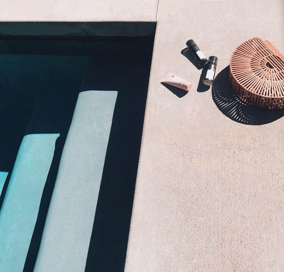 Kristin Essのインスタグラム：「Guess what’s coming 7/14 🛩🧳✌🏼」