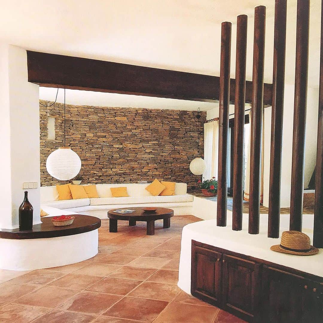 Meganさんのインスタグラム写真 - (MeganInstagram)「Island home in Menorca 〰 architects Javier Barba and Alfredo Vives ☀️ #menorca #islandlife #architecture #interiordesign」7月12日 1時56分 - zanzan_domus