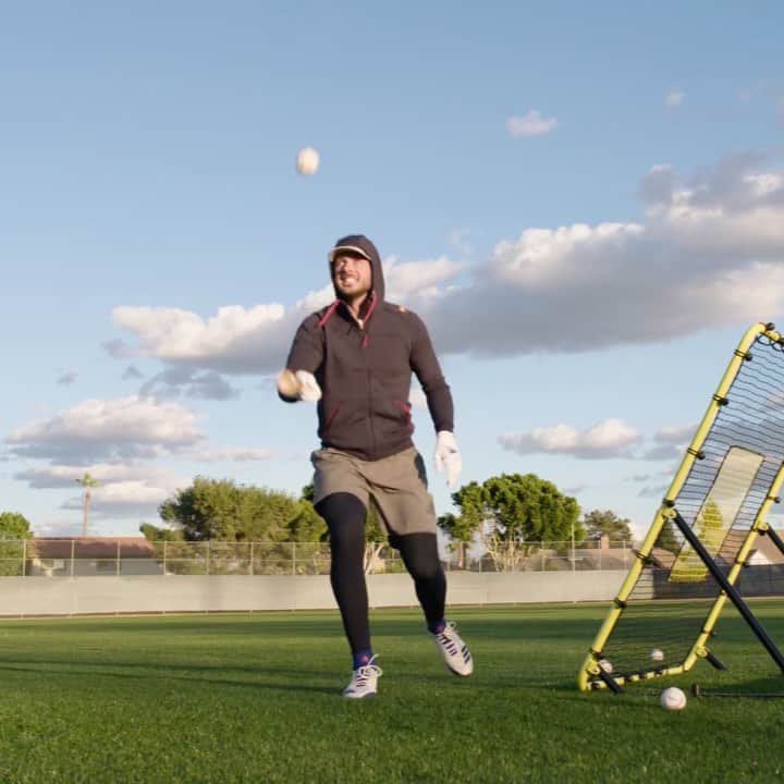 レッドブルのインスタグラム：「Perfect day for some batting practice. 👌 Catch @kris_bryant17 hitting downtown #Chicago for #BPintheStreets today. 🏃‍♂️: Kris Bryant #battingpractice #baseball #hit #train #redbull #givesyouwings」