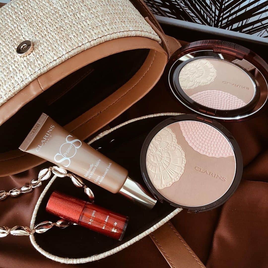 ClarinsUKさんのインスタグラム写真 - (ClarinsUKInstagram)「Glow on the go! What summer essentials are always in your bag? 📷: @chicandswiss #ClarinsMakeup」7月12日 2時01分 - clarinsuk