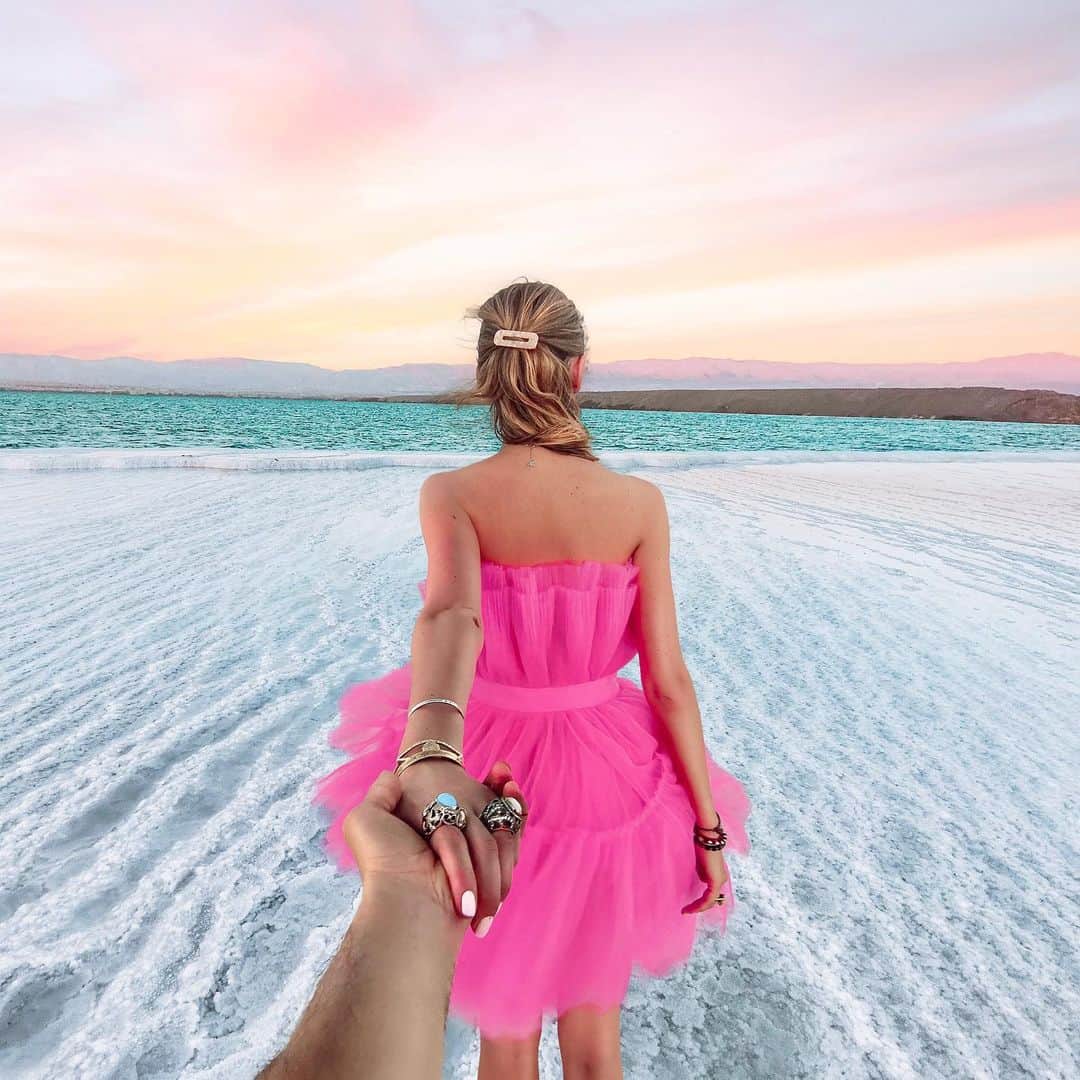 Murad Osmannのインスタグラム：「#followmeto the Dead Sea - a unique place that might not be there in 30 years. While you have an opportunity to see these places with your own eyes - do it! Where are you guys from? Write in comments! @honorglobal #honor20series #CaptureWonder 🇷🇺🇷🇺🇷🇺.............🇷🇺🇷🇺🇷🇺 #следуйзамной на Мертвое море, уникальное место, которого возможно не станет уже через 30 лет. Пока у вас есть возможность наслаждаться этими завораживающими пейзажами, не упускайте ее.  Откуда вы - напишите в комментариях?」