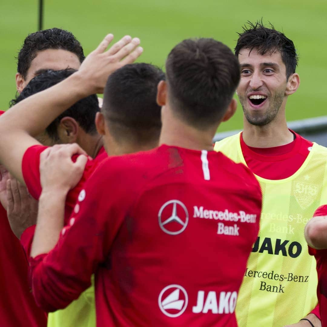 VfBシュトゥットガルトさんのインスタグラム写真 - (VfBシュトゥットガルトInstagram)「Mood 💯 😀😀😀 #regeneinheit #ohrenschnipser #trainingslager #stgallen #tag5 #VfB #smile #vfbstuttgart #vfbstuttgart1893 #VfBInsta」7月12日 2時06分 - vfb