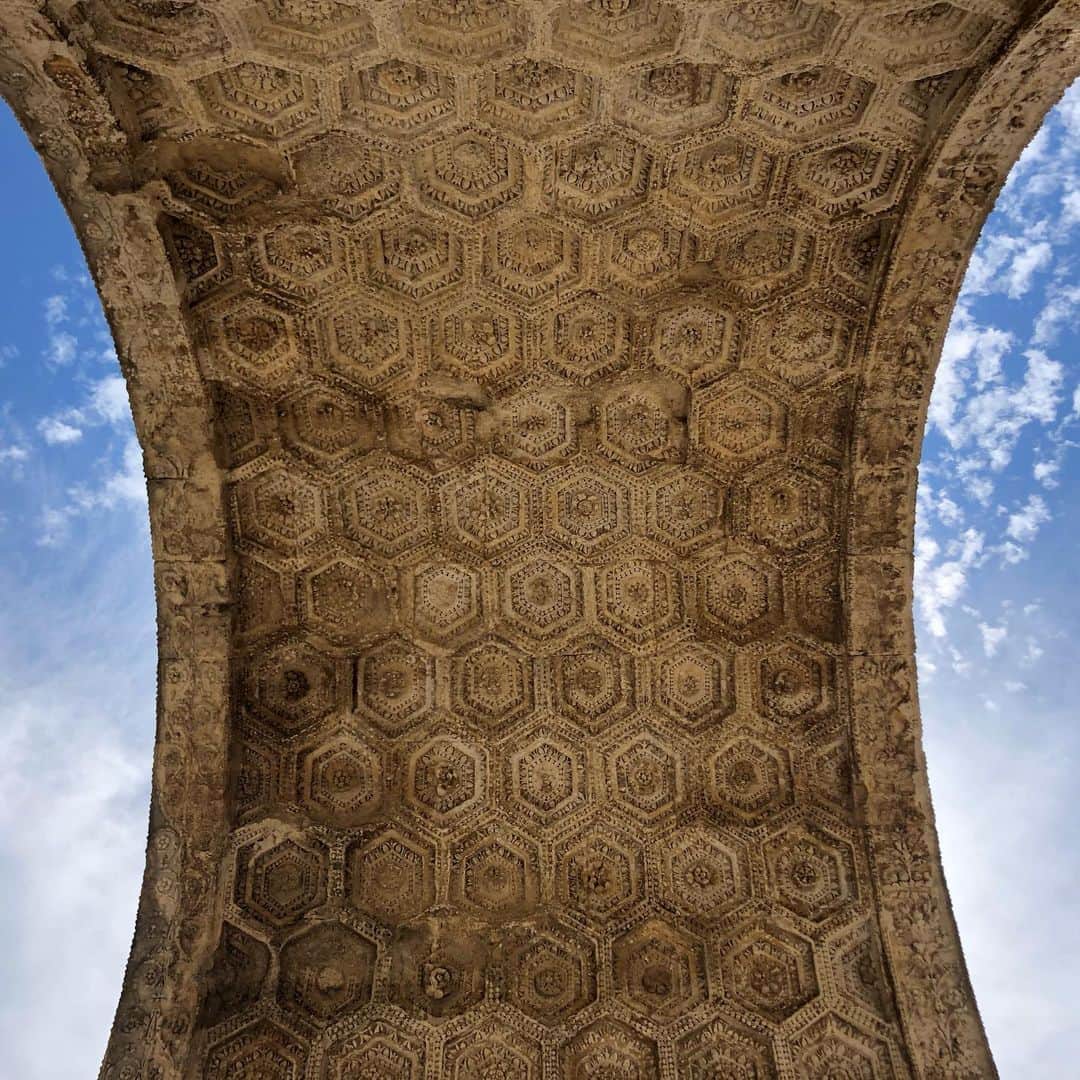 ミシェル・ブランチのインスタグラム：「The stunning ceiling of the old Roman arch at Glanum, near St. Remy」